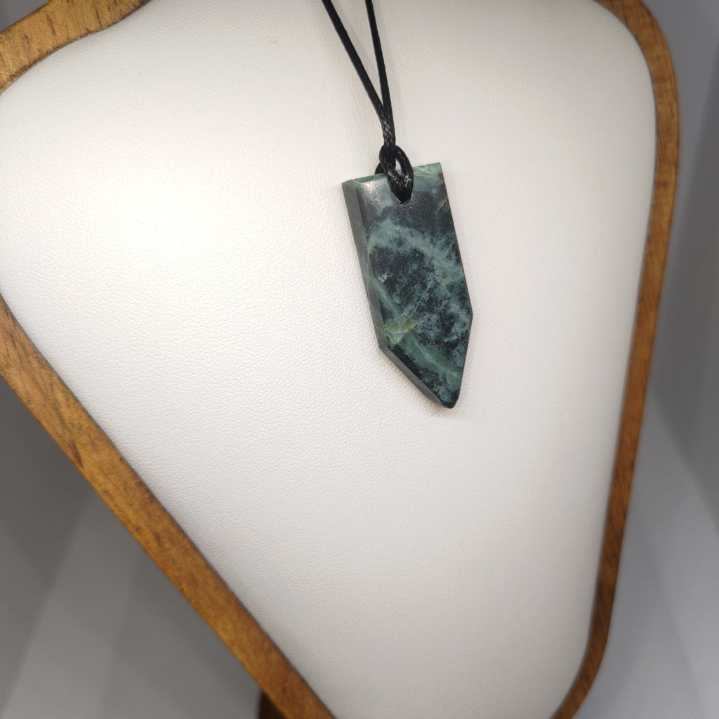 Hand Made New Zealand Pounamu/Greenstone Necklace Ref: 0234