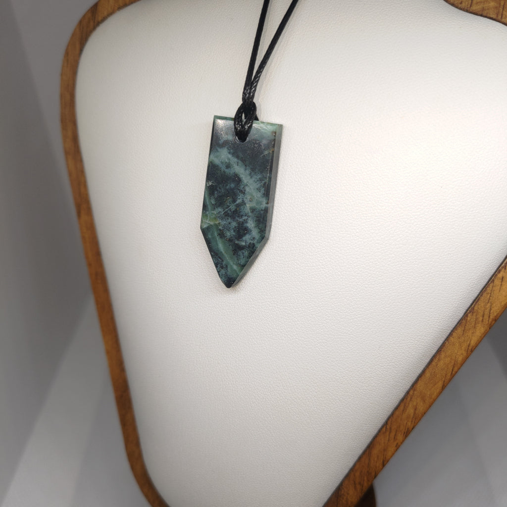 Hand Made New Zealand Pounamu/Greenstone Necklace Ref: 0234