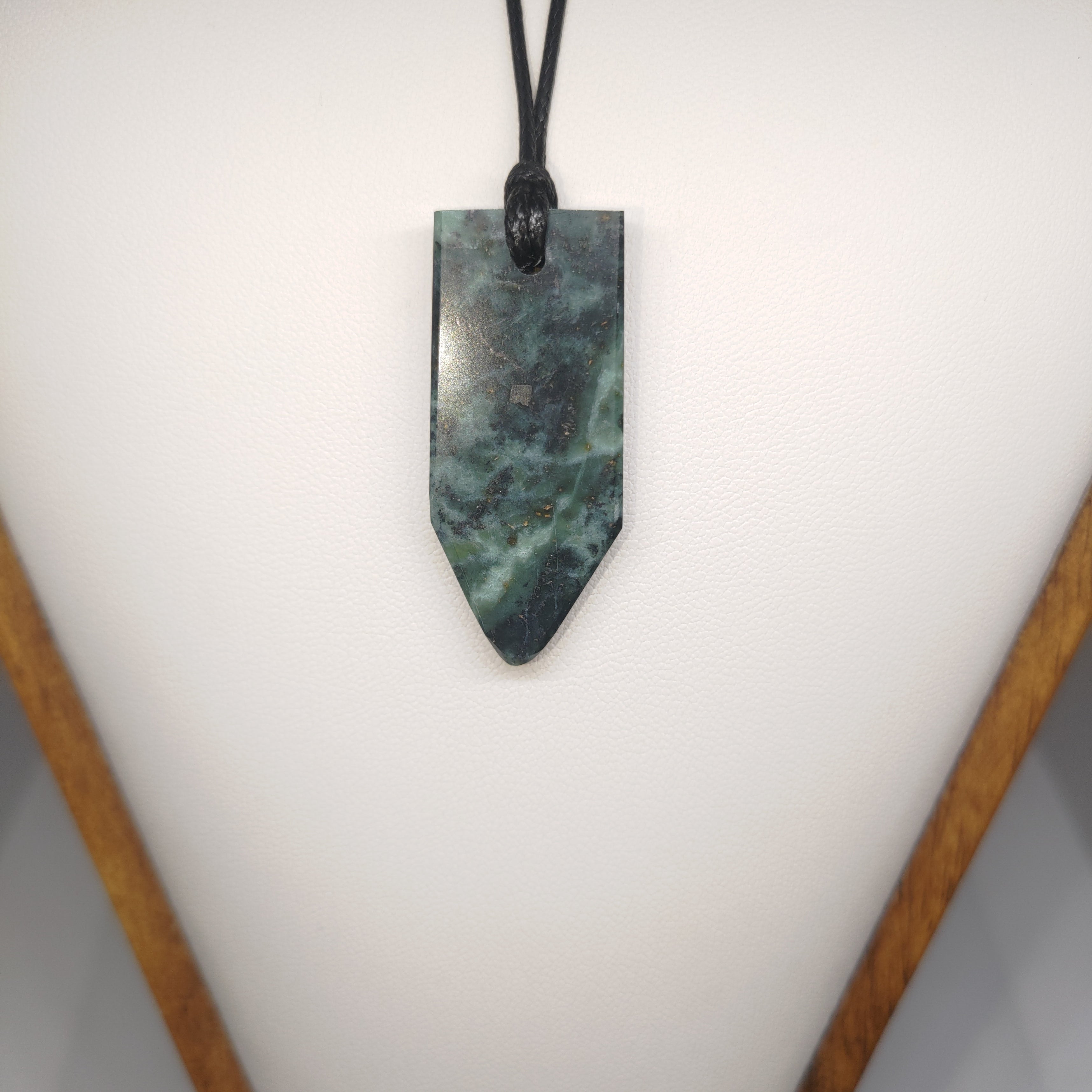 Hand Made New Zealand Pounamu/Greenstone Necklace Ref: 0234