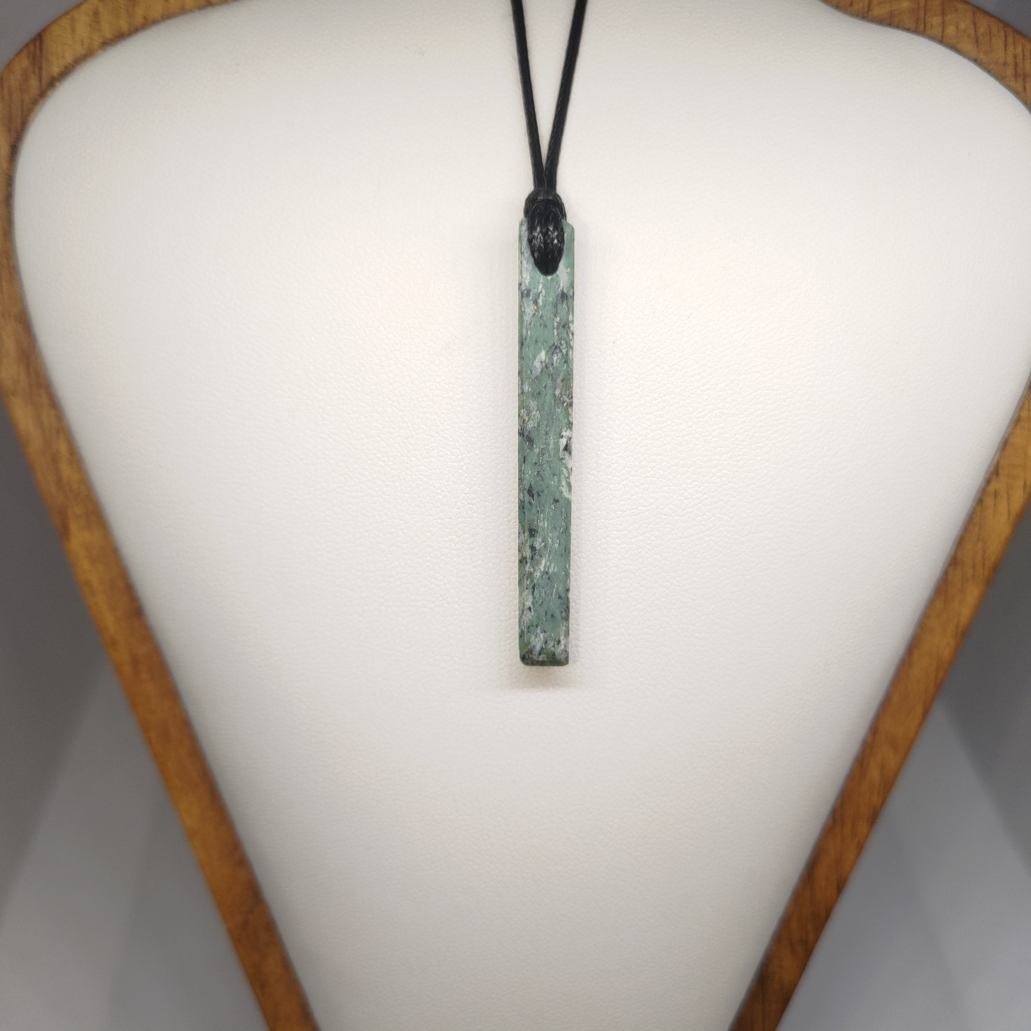 Hand Made New Zealand Pounamu/Greenstone Necklace Ref: 0237
