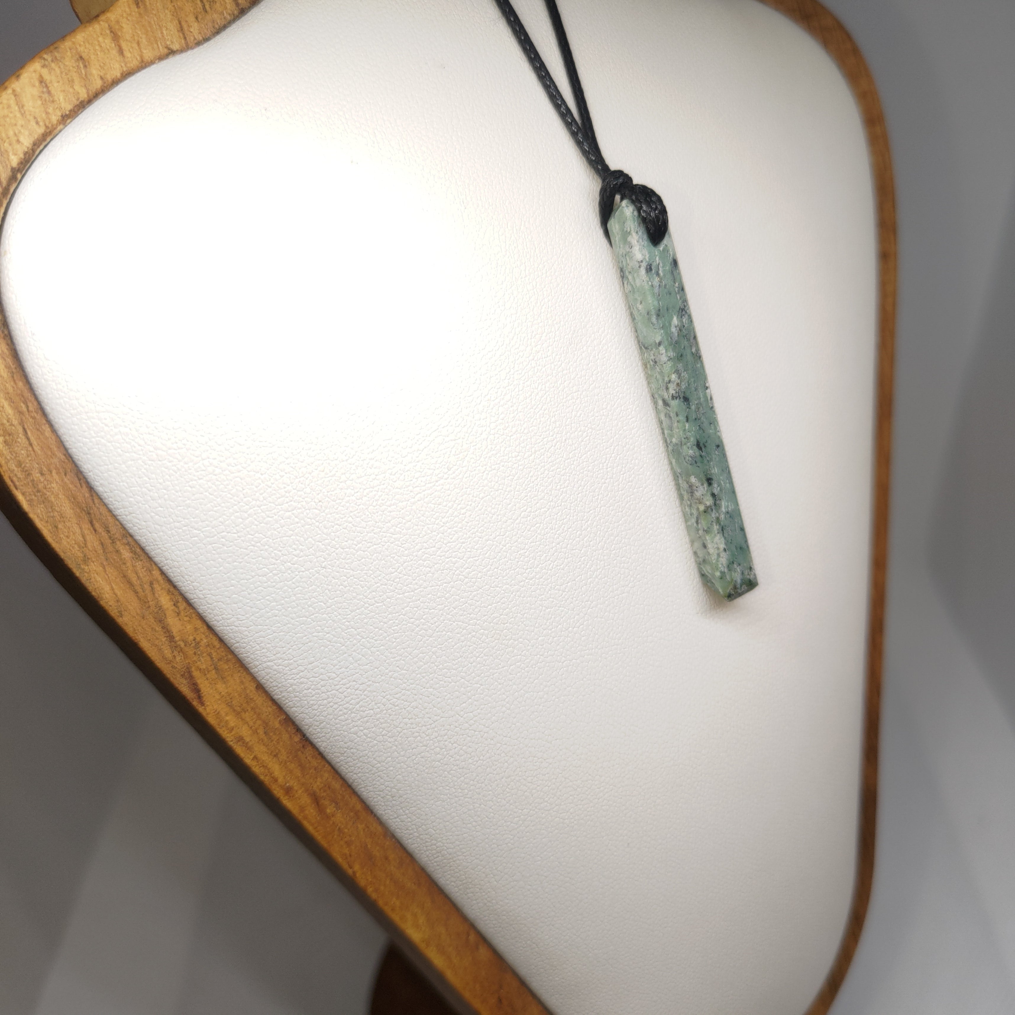 Hand Made New Zealand Pounamu/Greenstone Necklace Ref: 0237
