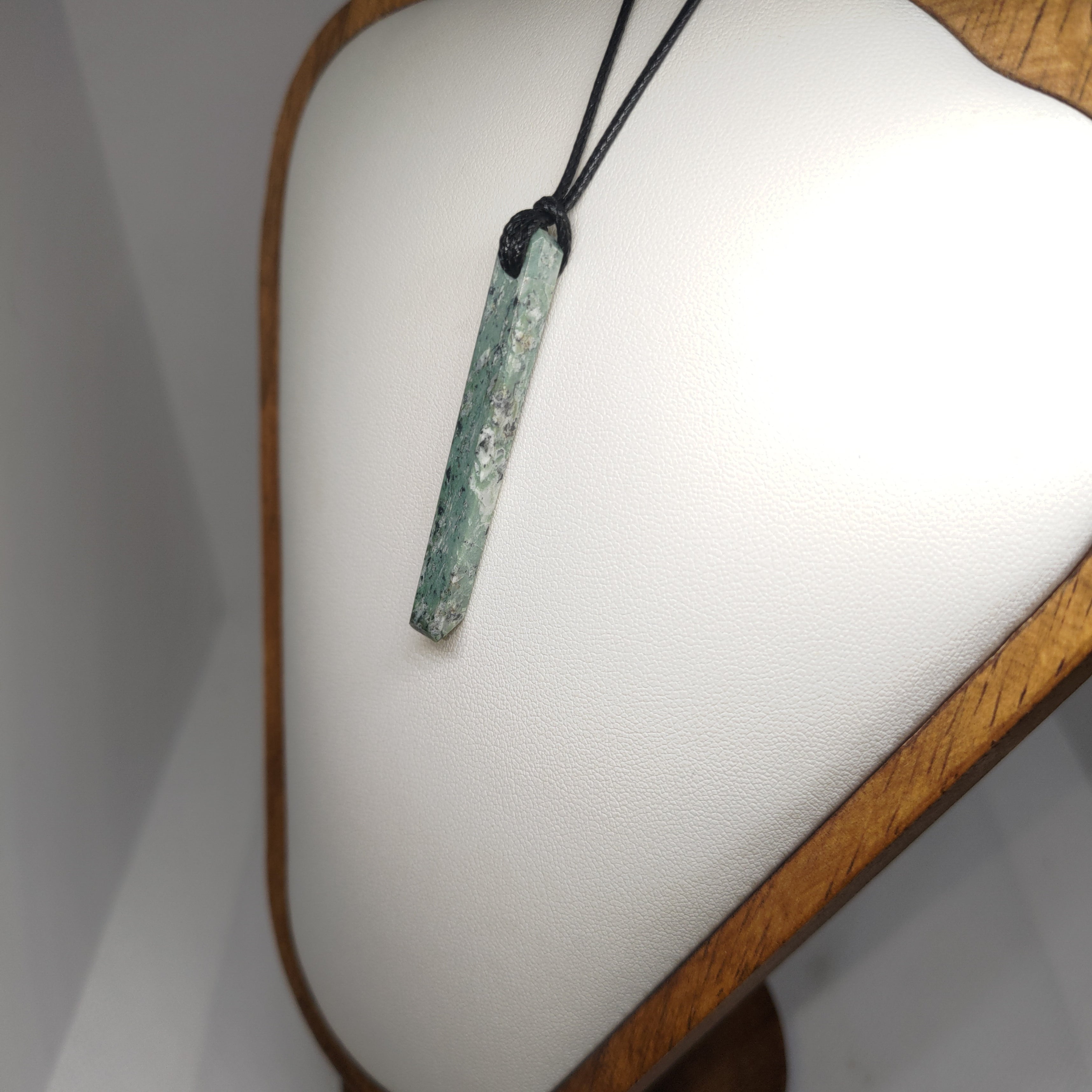 Hand Made New Zealand Pounamu/Greenstone Necklace Ref: 0237