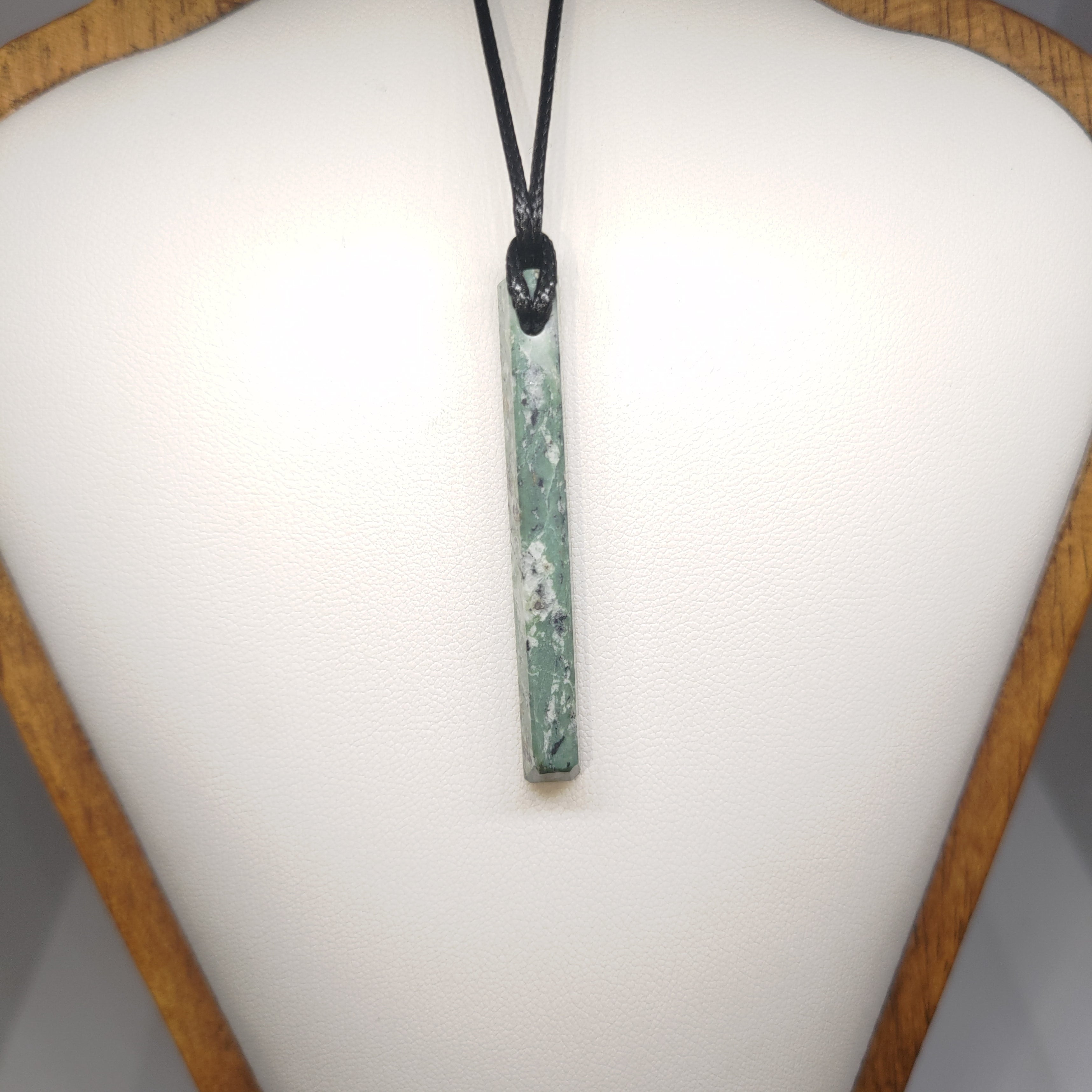 Hand Made New Zealand Pounamu/Greenstone Necklace Ref: 0237