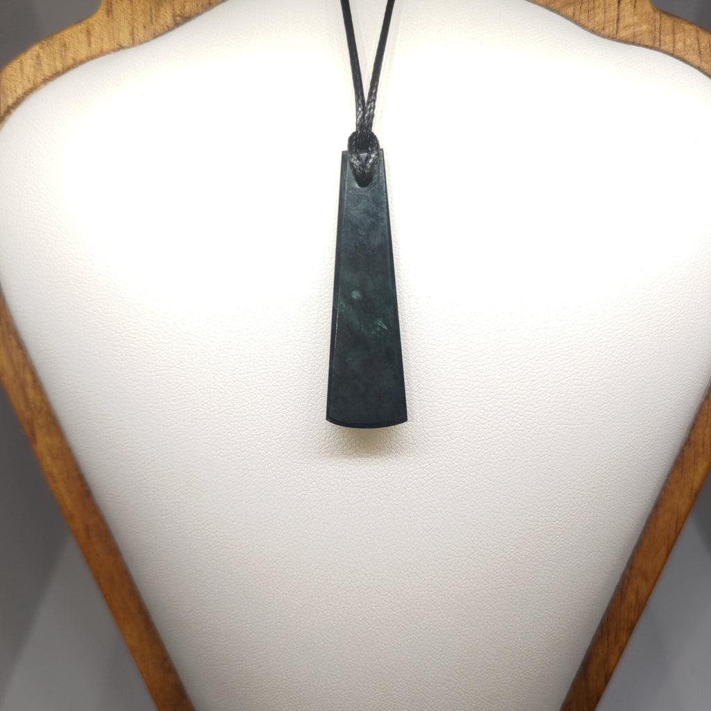 Hand Made New Zealand Pounamu/Greenstone Necklace Ref: 0238