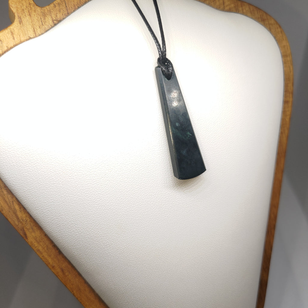 Hand Made New Zealand Pounamu/Greenstone Necklace Ref: 0238