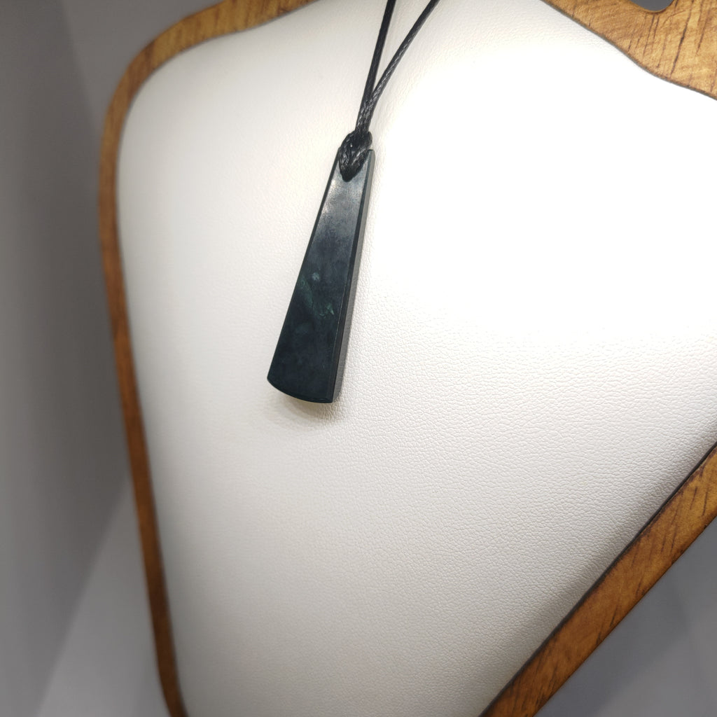 Hand Made New Zealand Pounamu/Greenstone Necklace Ref: 0238