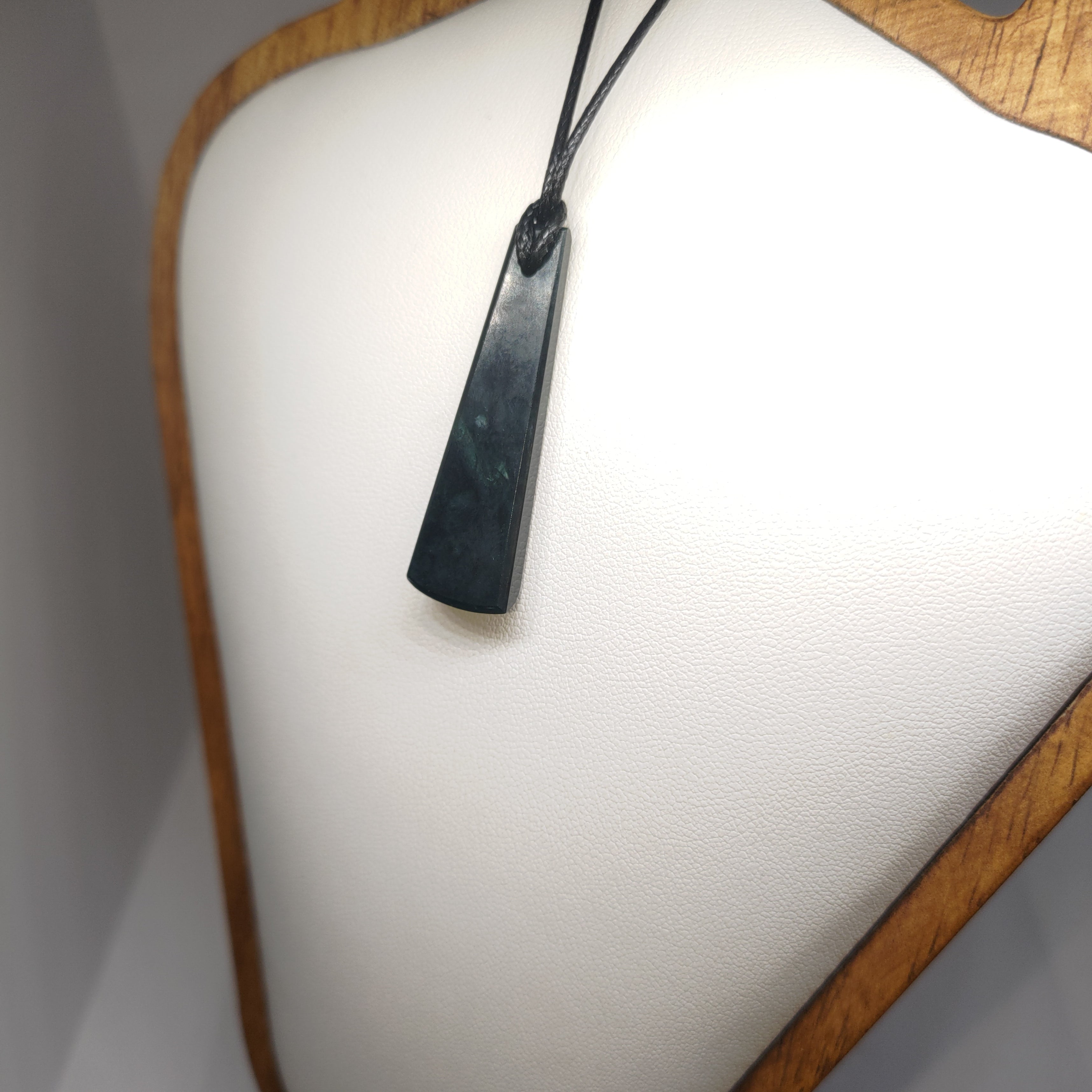Hand Made New Zealand Pounamu/Greenstone Necklace Ref: 0238