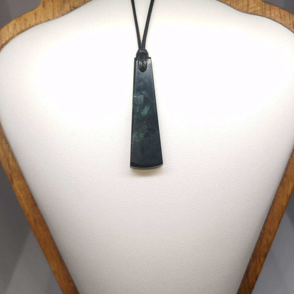 Hand Made New Zealand Pounamu/Greenstone Necklace Ref: 0238