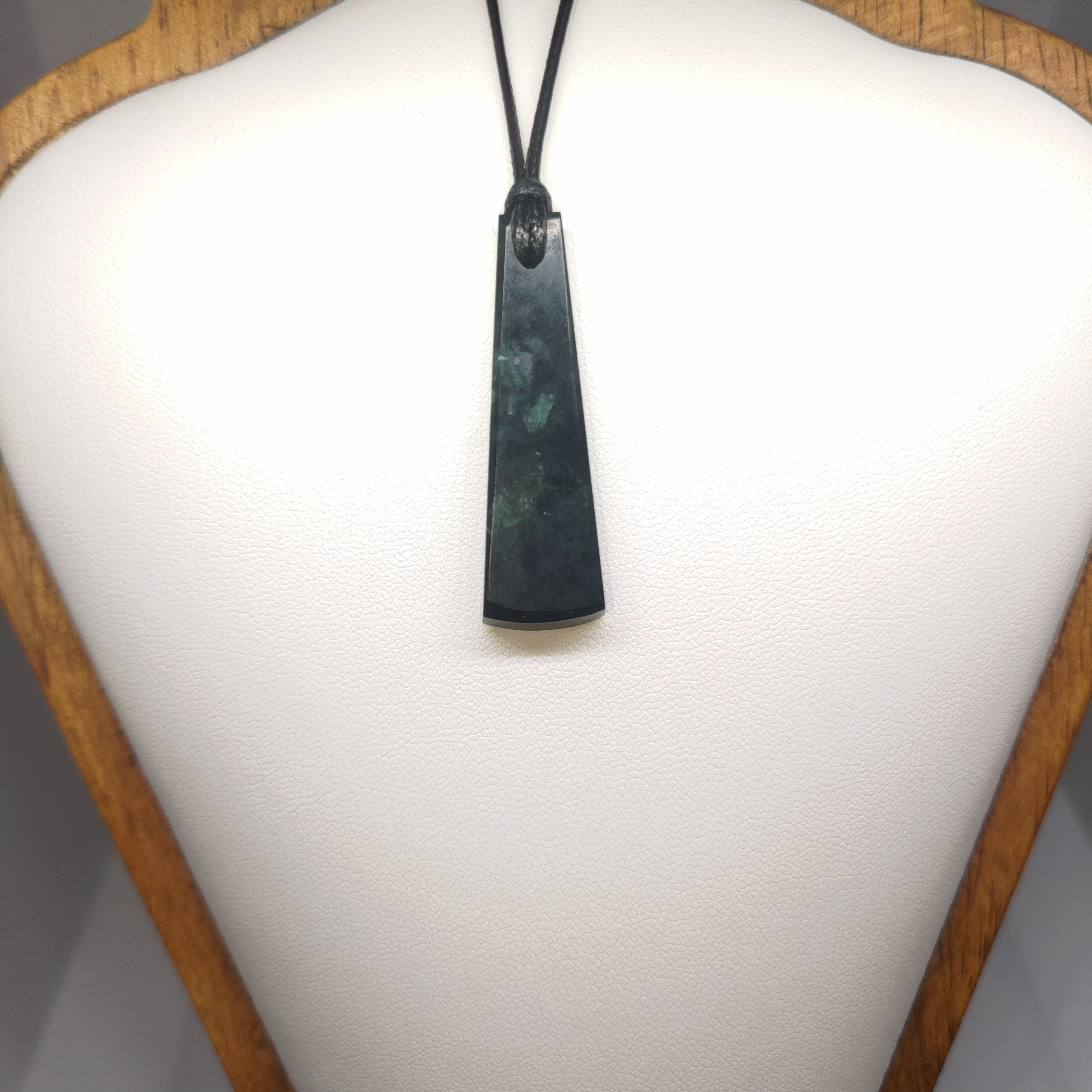 Hand Made New Zealand Pounamu/Greenstone Necklace Ref: 0238