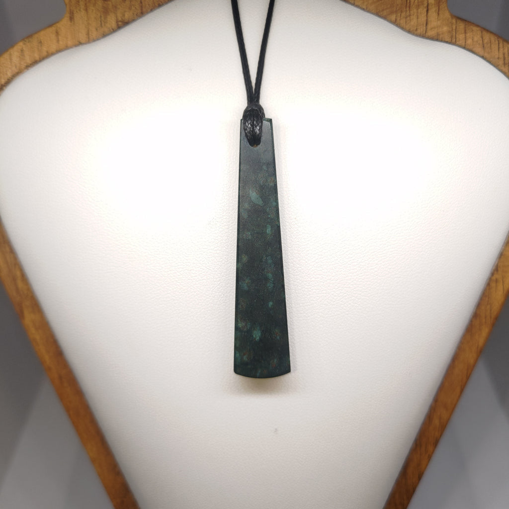 Hand Made New Zealand Pounamu/Greenstone Necklace Ref: 0239