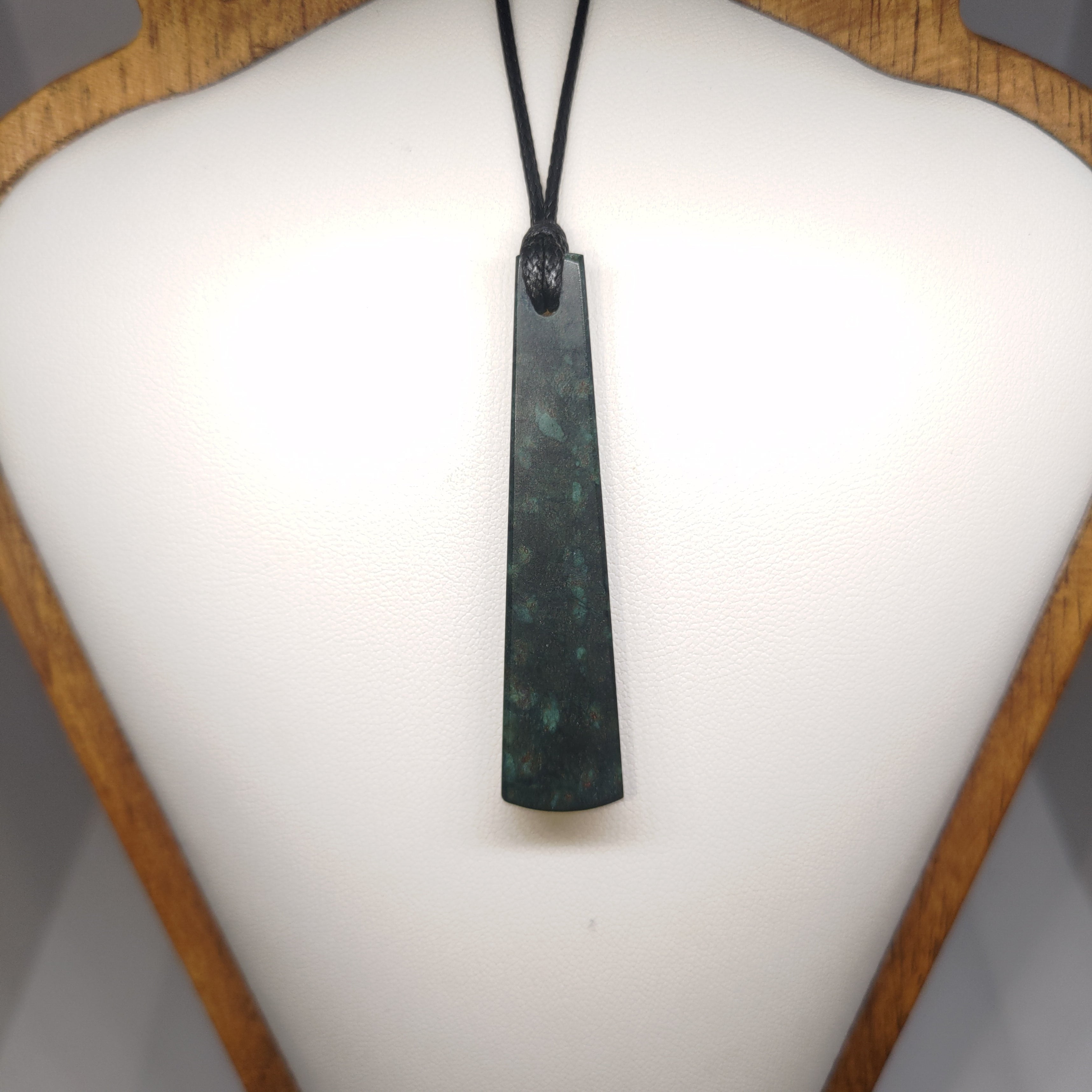 Hand Made New Zealand Pounamu/Greenstone Necklace Ref: 0239