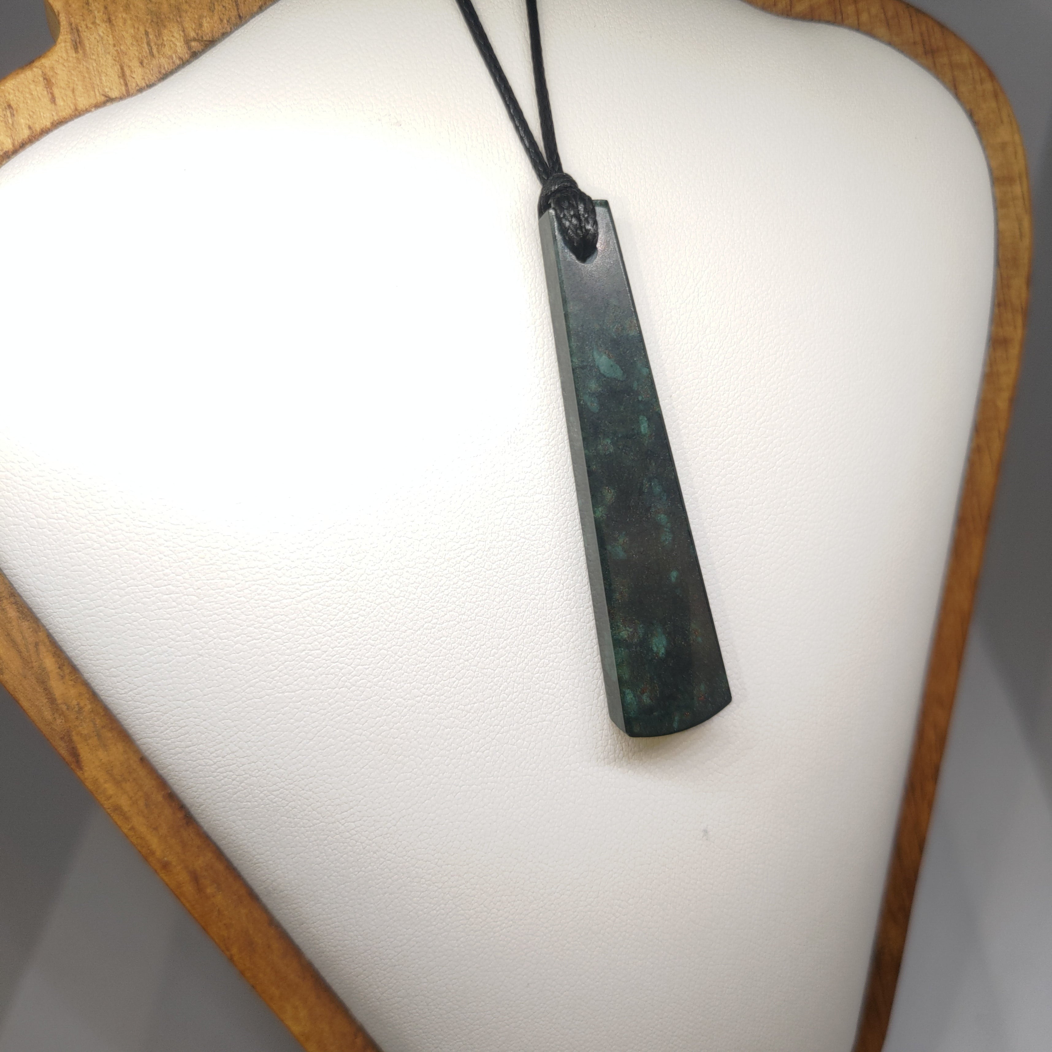 Hand Made New Zealand Pounamu/Greenstone Necklace Ref: 0239
