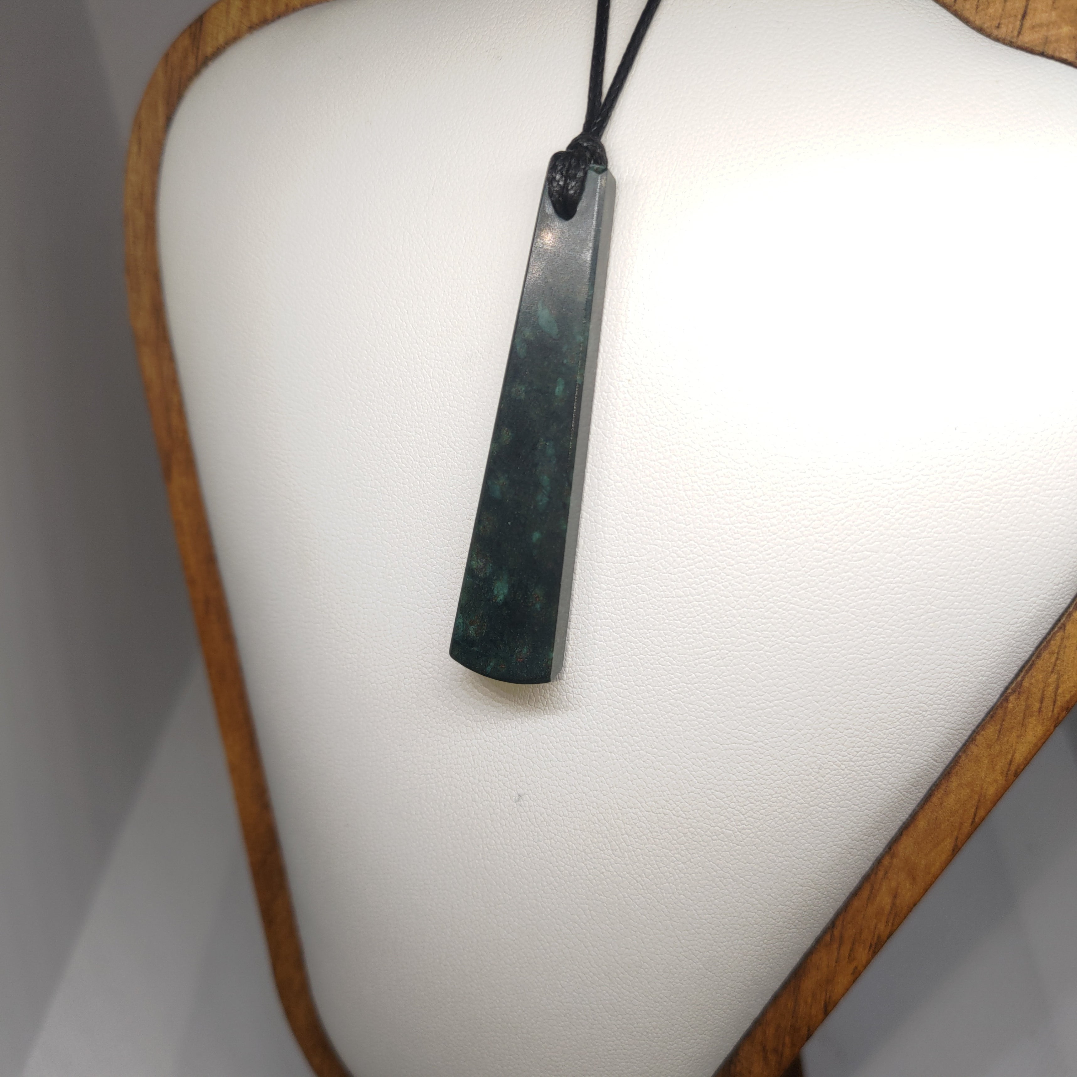 Hand Made New Zealand Pounamu/Greenstone Necklace Ref: 0239