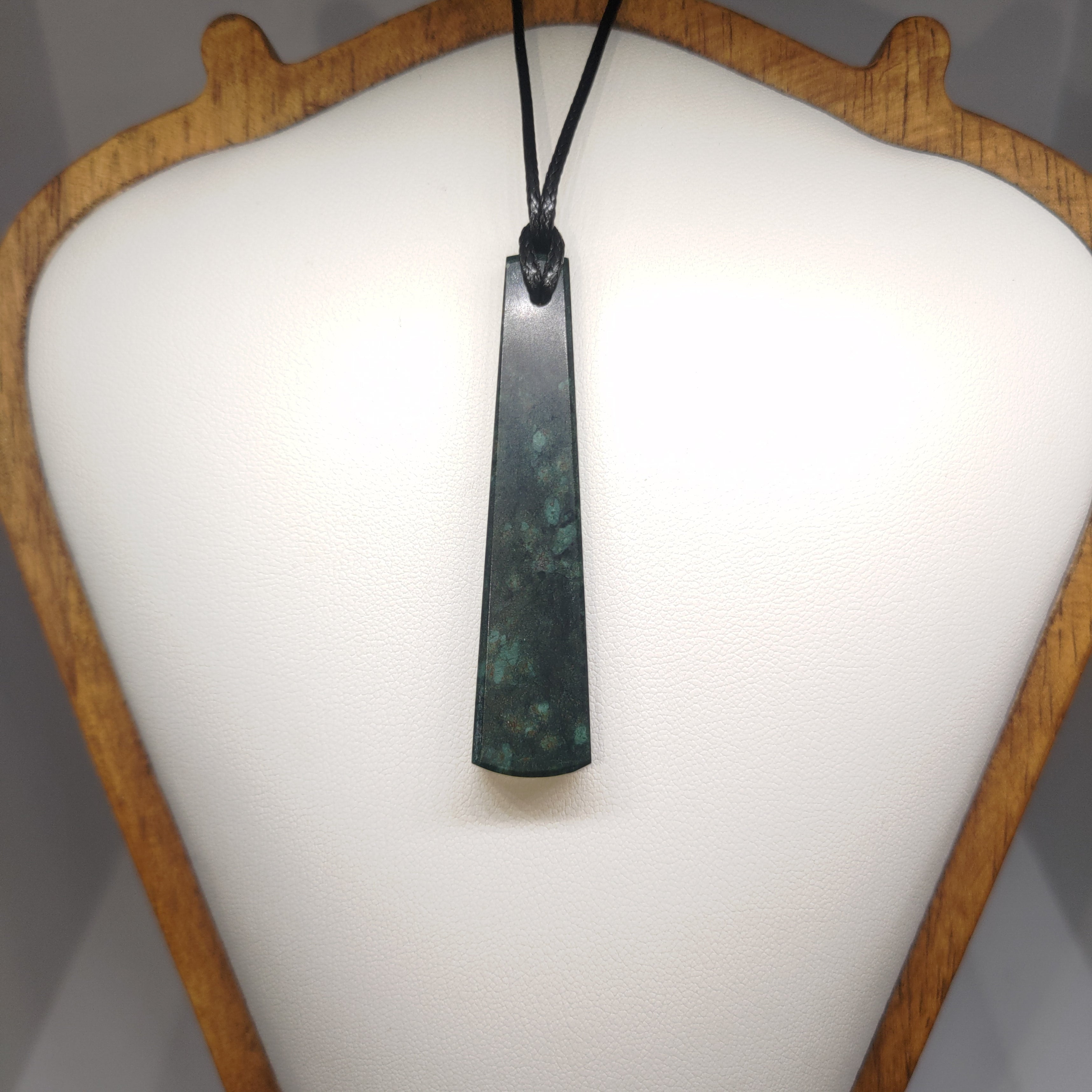 Hand Made New Zealand Pounamu/Greenstone Necklace Ref: 0239
