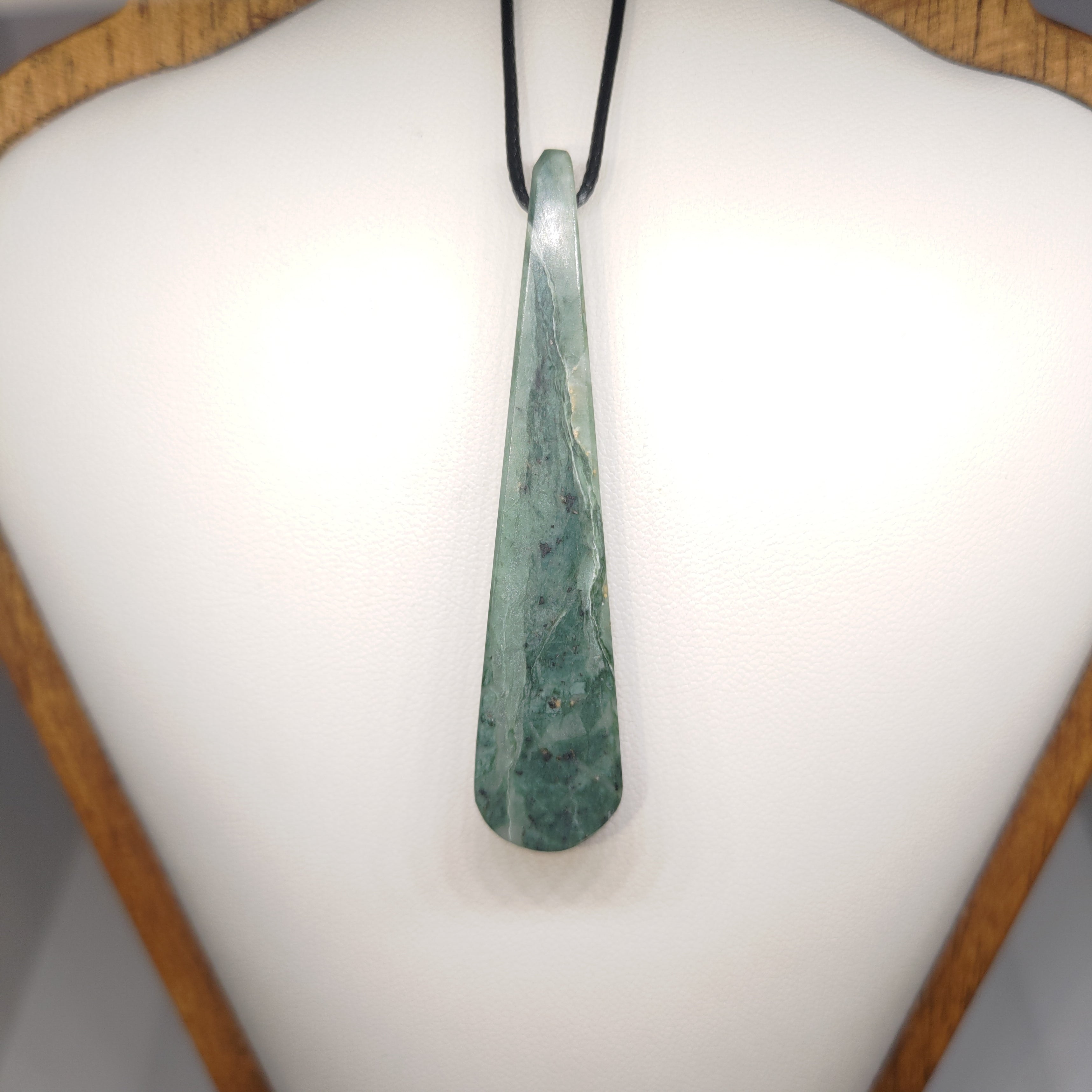 Hand Made New Zealand Pounamu/Greenstone Necklace Ref: 0240