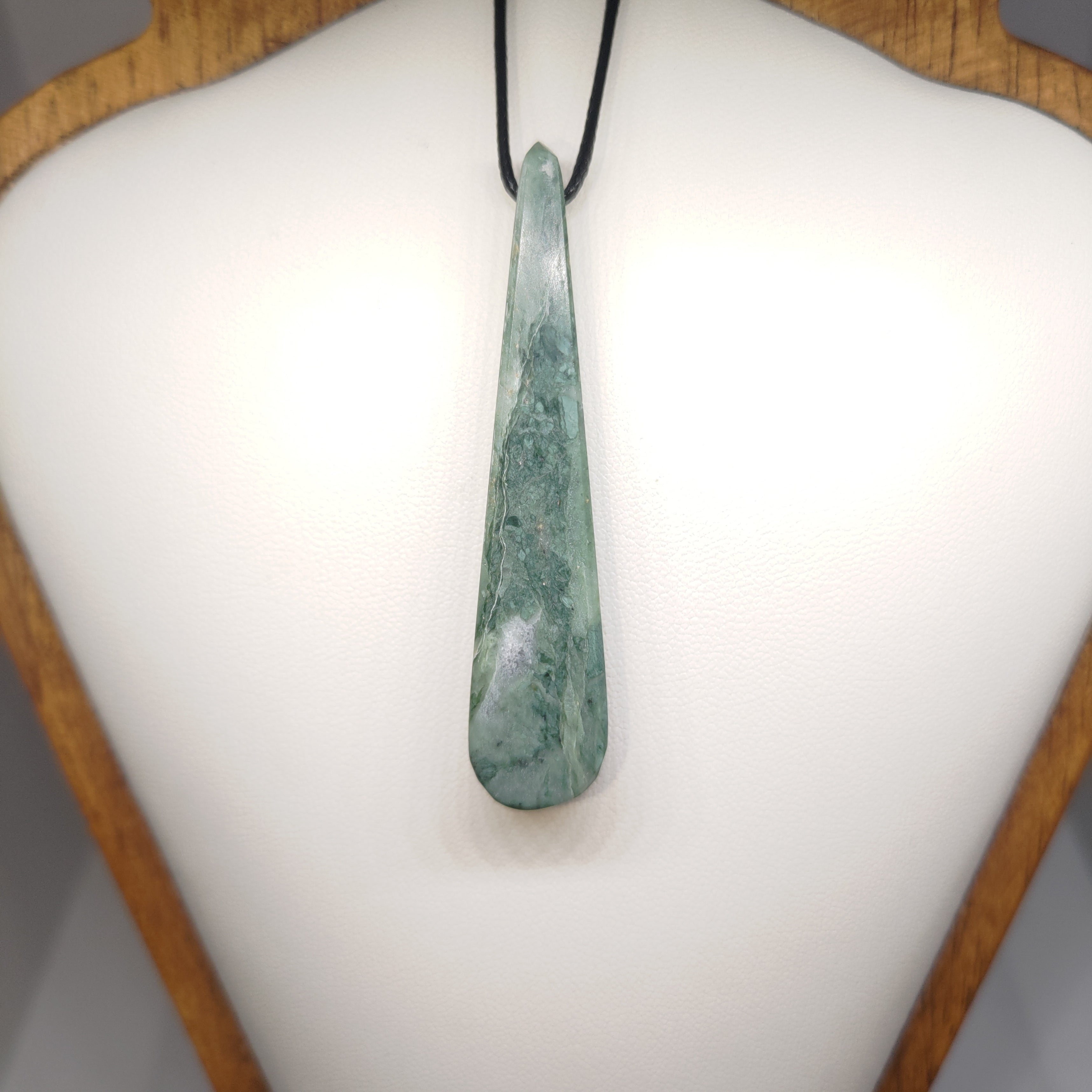 Hand Made New Zealand Pounamu/Greenstone Necklace Ref: 0240