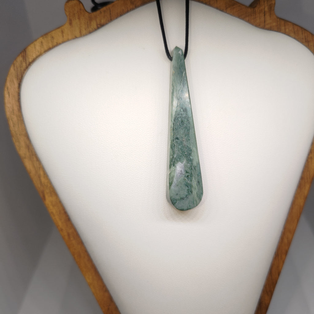 Hand Made New Zealand Pounamu/Greenstone Necklace Ref: 0240