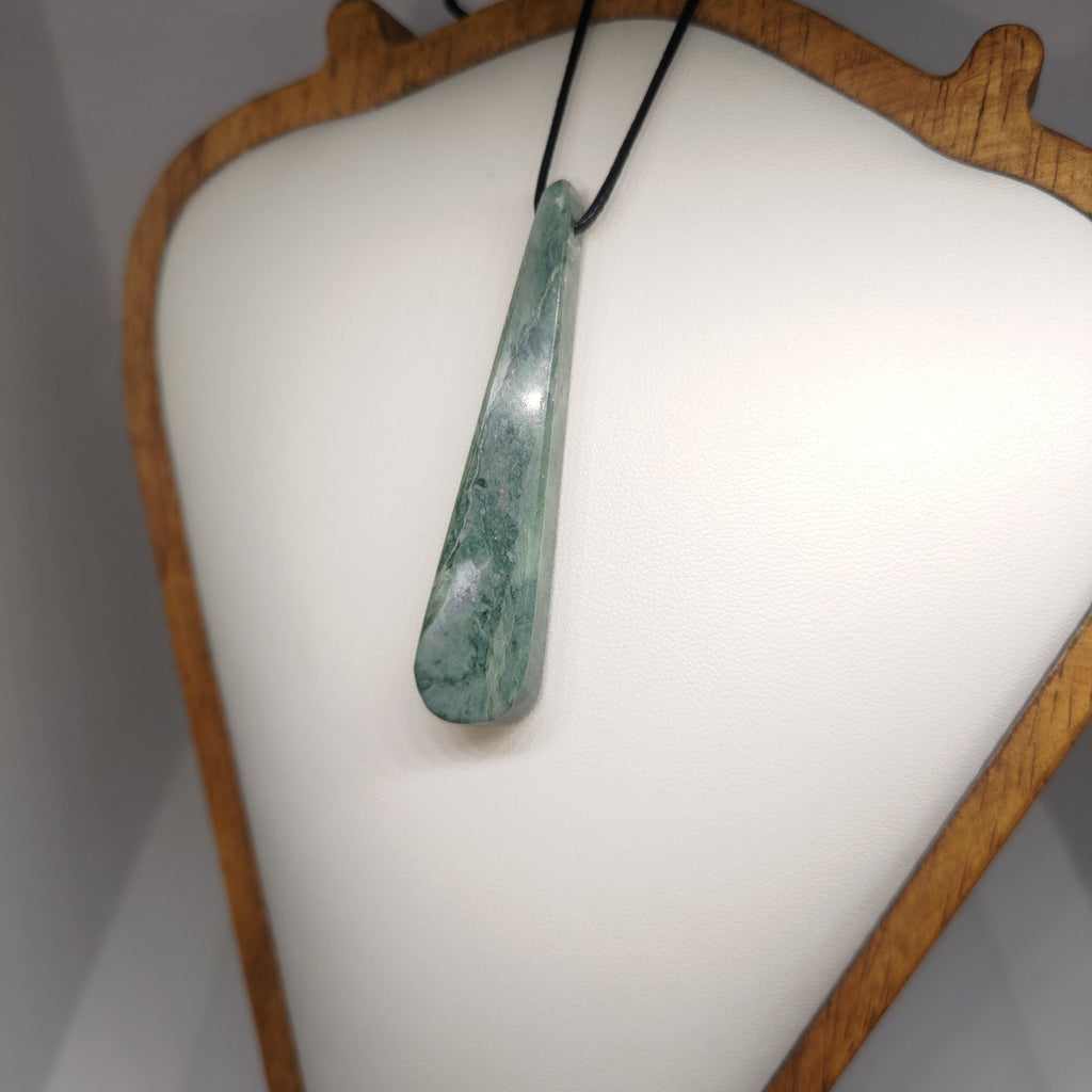 Hand Made New Zealand Pounamu/Greenstone Necklace Ref: 0240