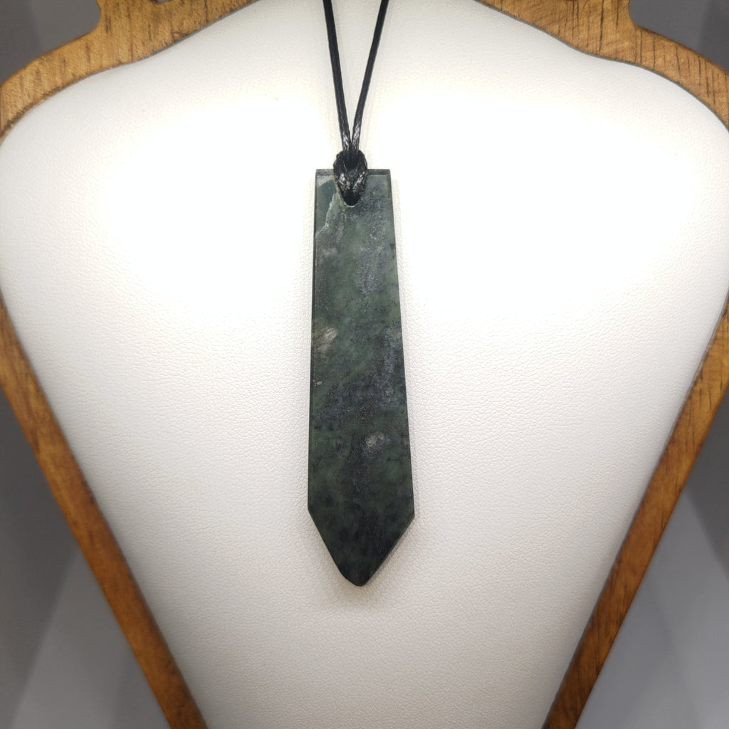 Hand Made New Zealand Pounamu/Greenstone Necklace Ref: 0242