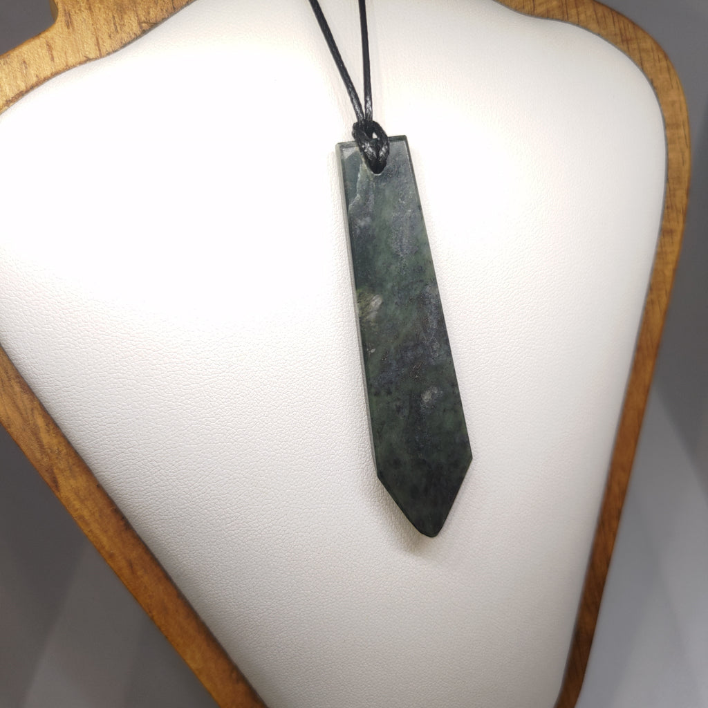 Hand Made New Zealand Pounamu/Greenstone Necklace Ref: 0242