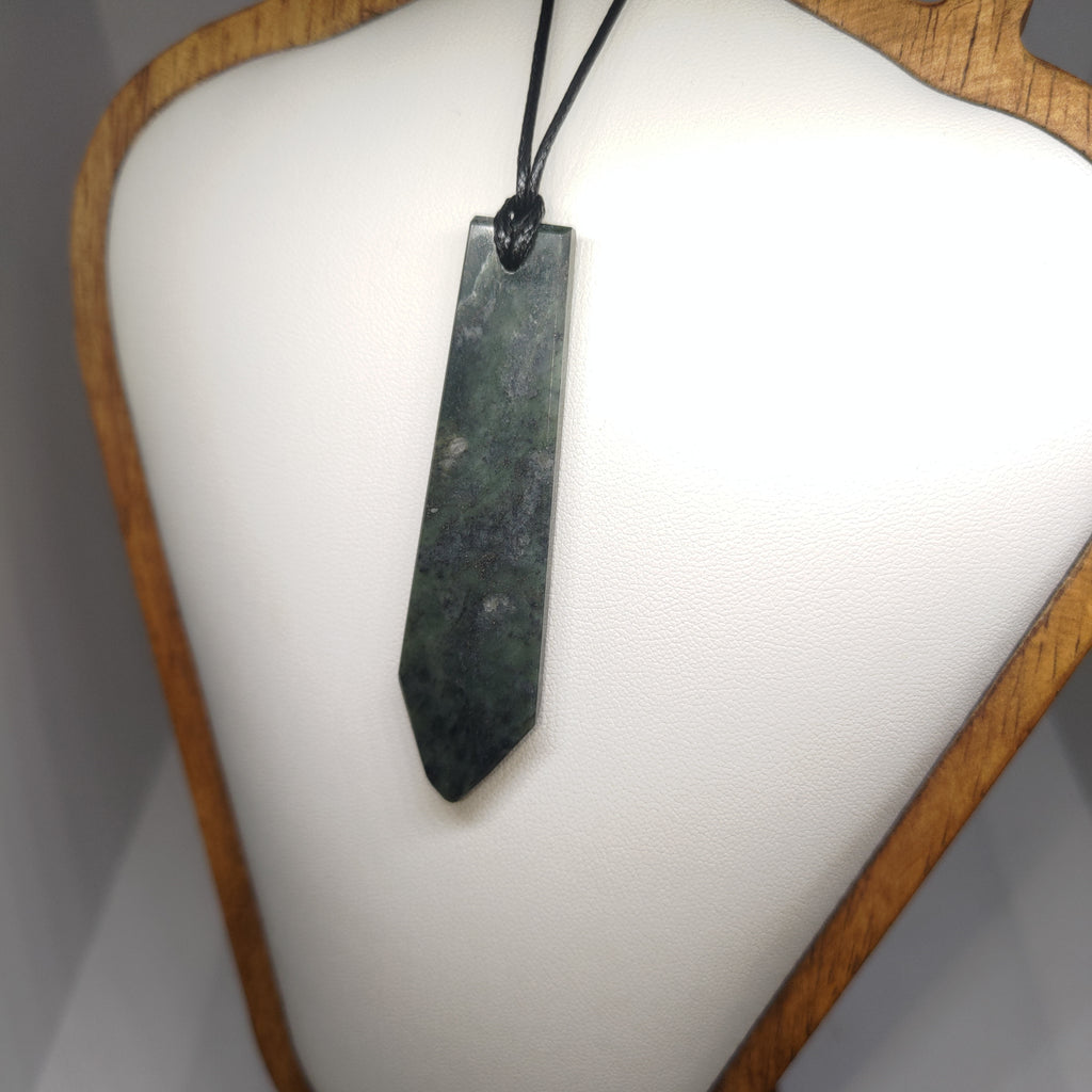 Hand Made New Zealand Pounamu/Greenstone Necklace Ref: 0242