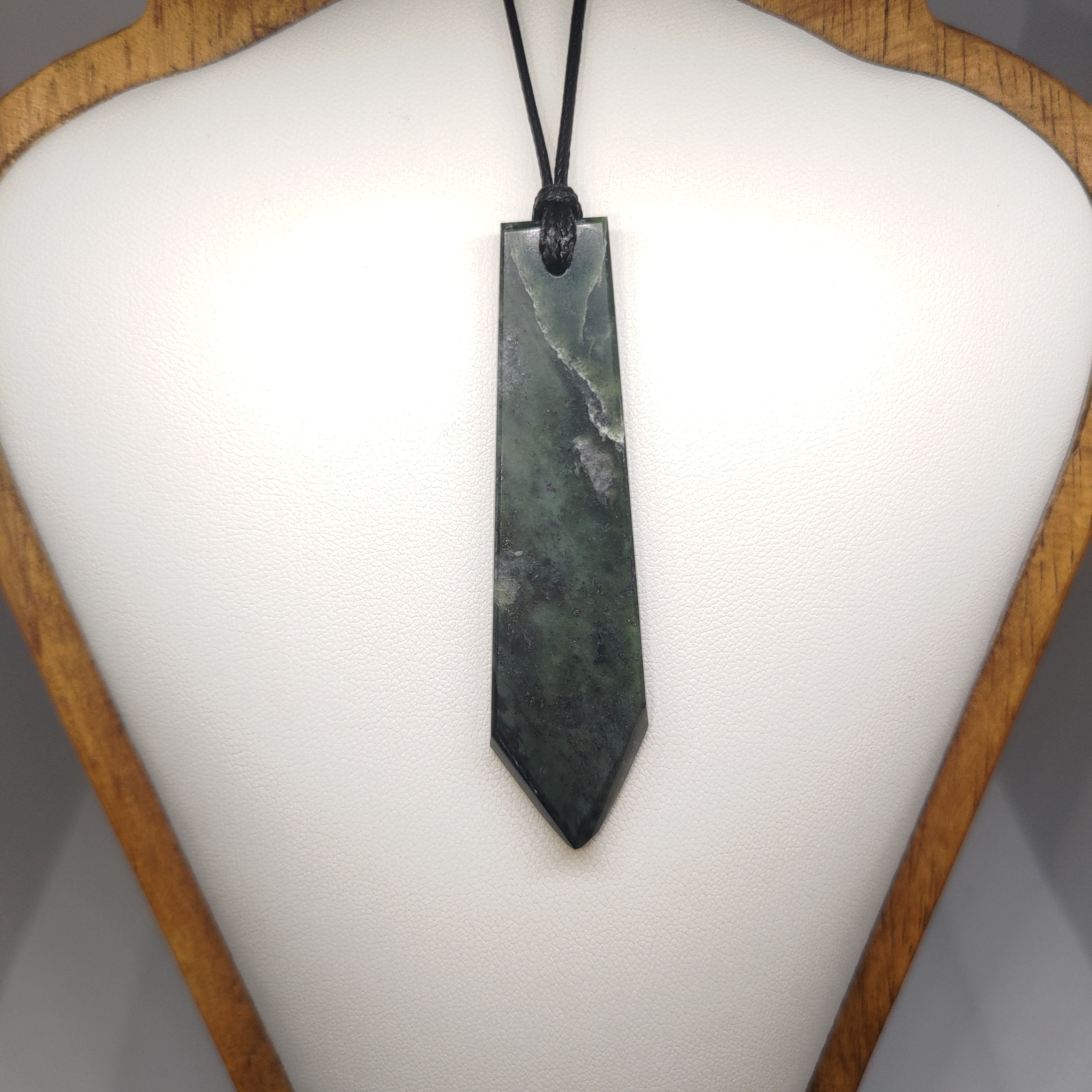 Hand Made New Zealand Pounamu/Greenstone Necklace Ref: 0242