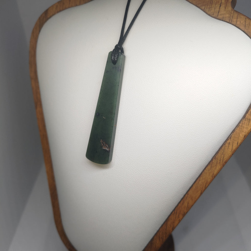 Hand Made New Zealand Pounamu/Greenstone Necklace Ref: 0243