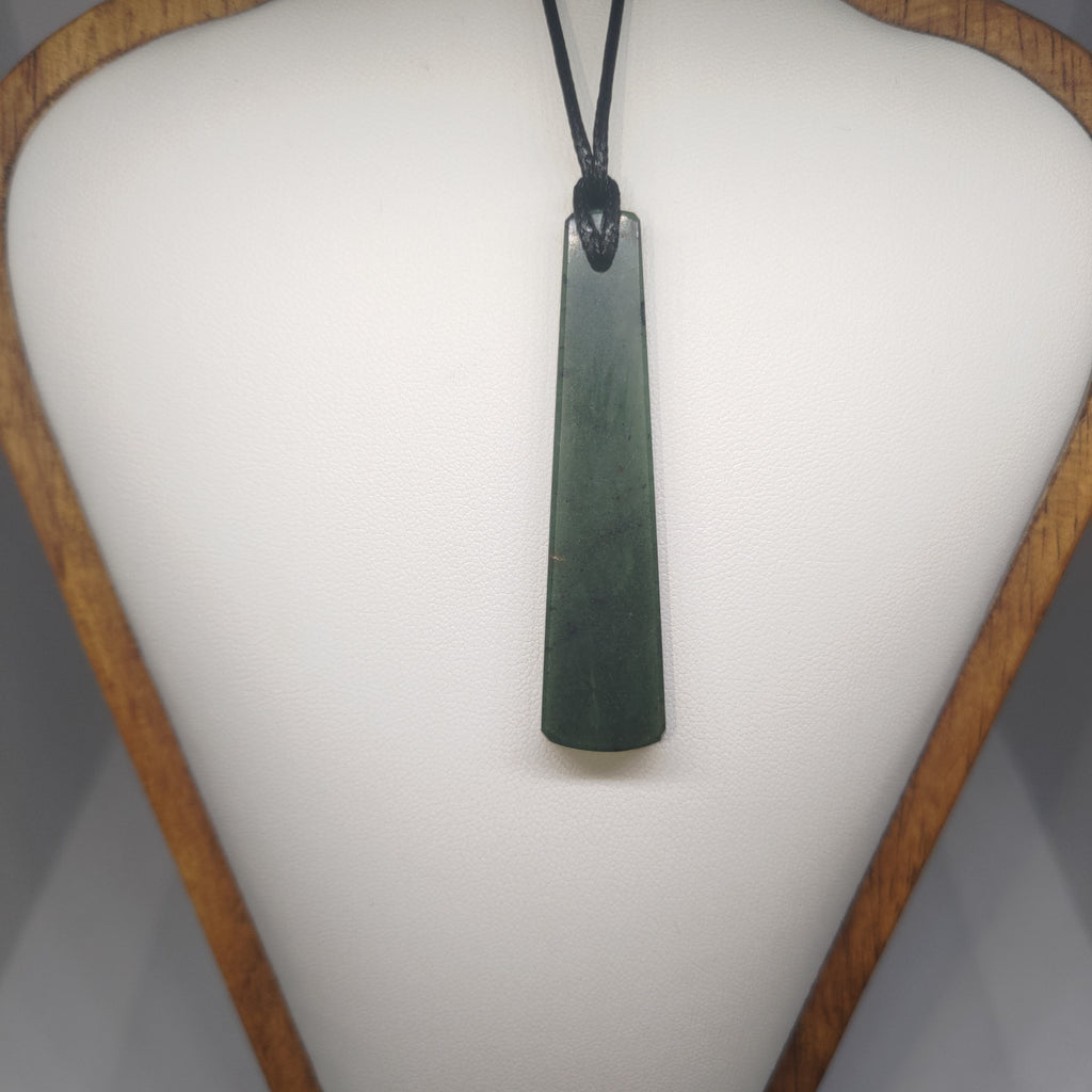 Hand Made New Zealand Pounamu/Greenstone Necklace Ref: 0243