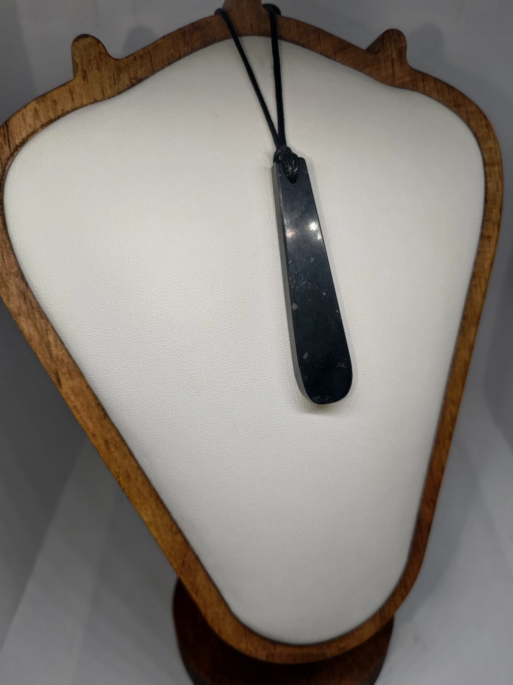 Hand Made New Zealand Pounamu/Greenstone Necklace Ref: 0244