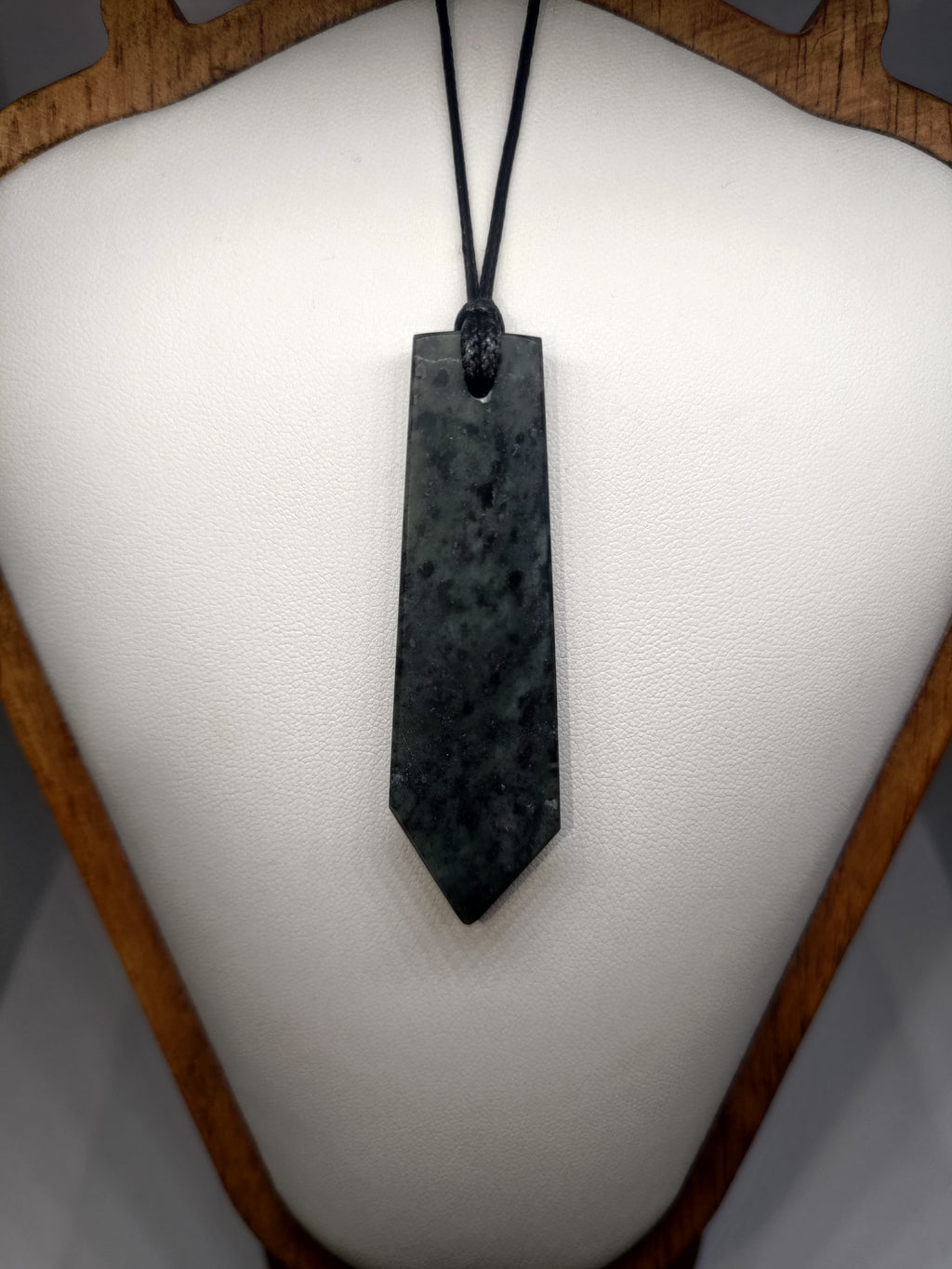 Hand Made New Zealand Pounamu/Greenstone Necklace Ref: 0245