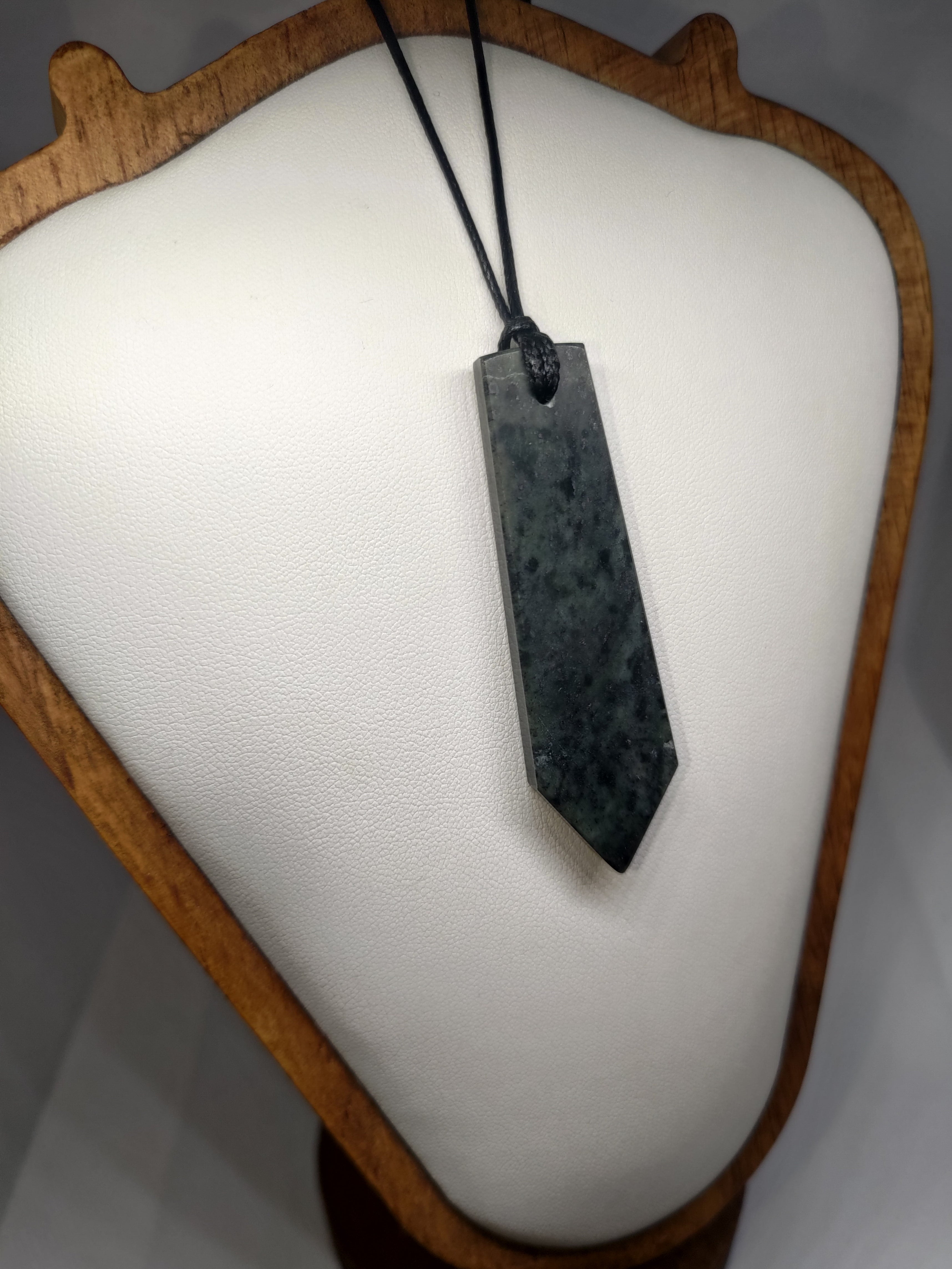 Hand Made New Zealand Pounamu/Greenstone Necklace Ref: 0245