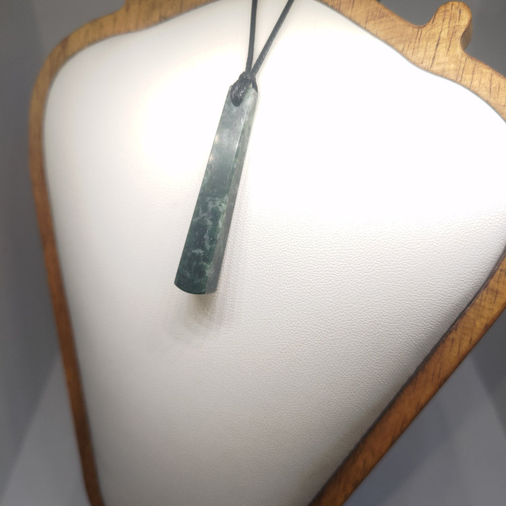Hand Made New Zealand Pounamu/Greenstone Necklace Ref: 0247