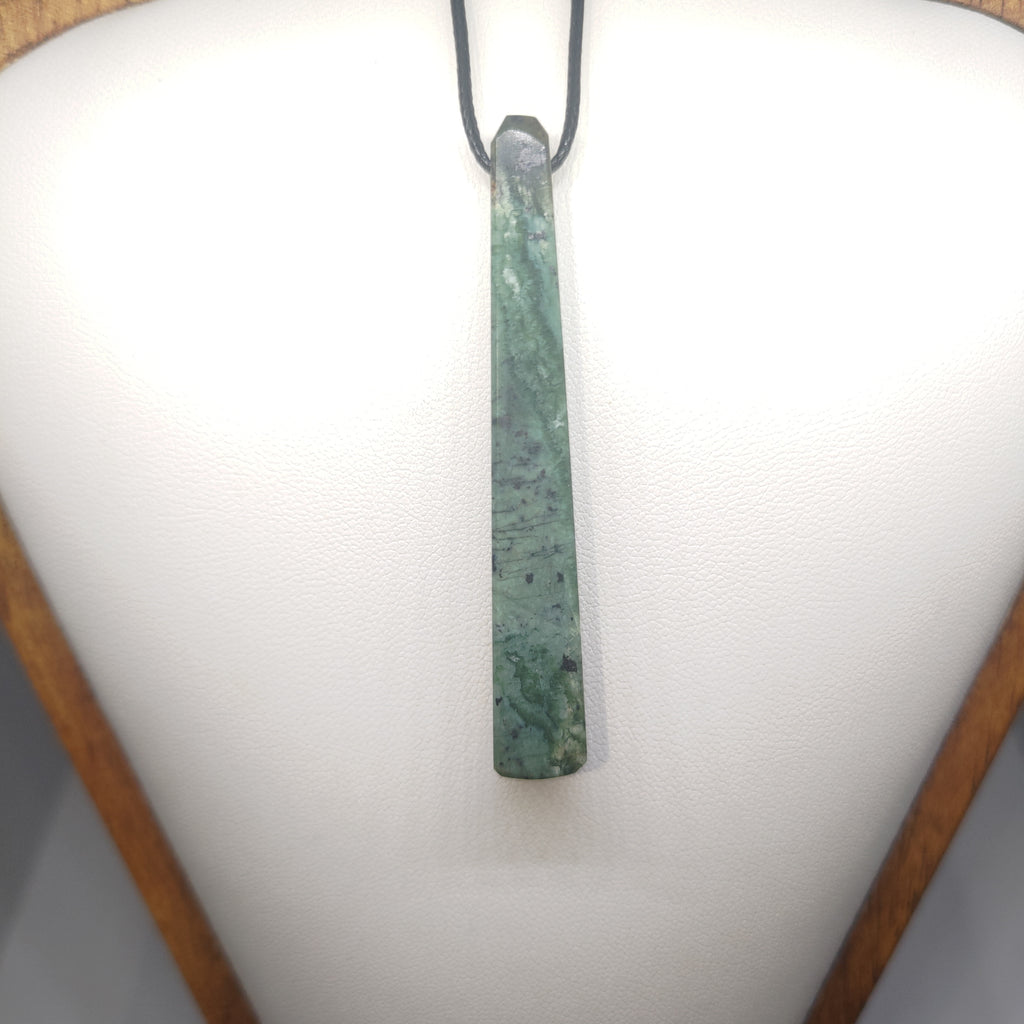 Hand Made New Zealand Pounamu/Greenstone Necklace Ref: 0248