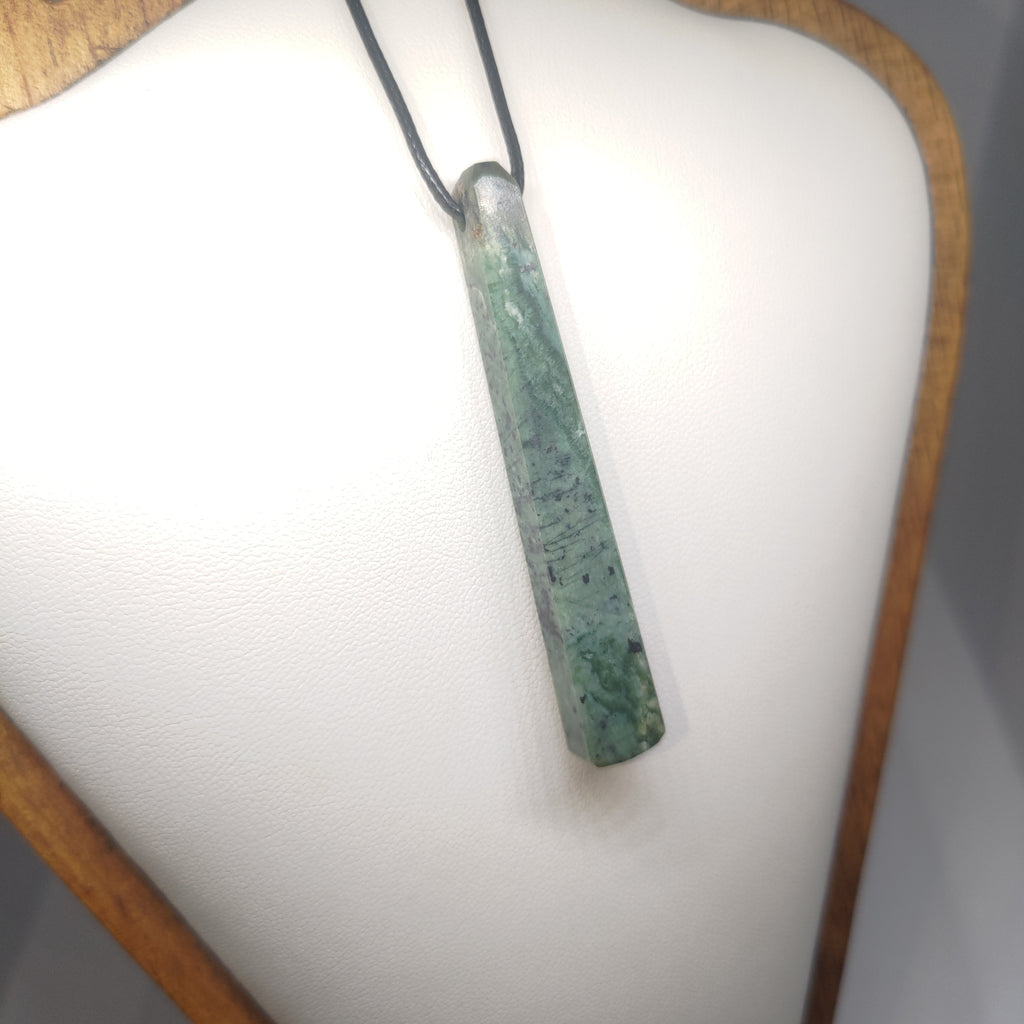 Hand Made New Zealand Pounamu/Greenstone Necklace Ref: 0248