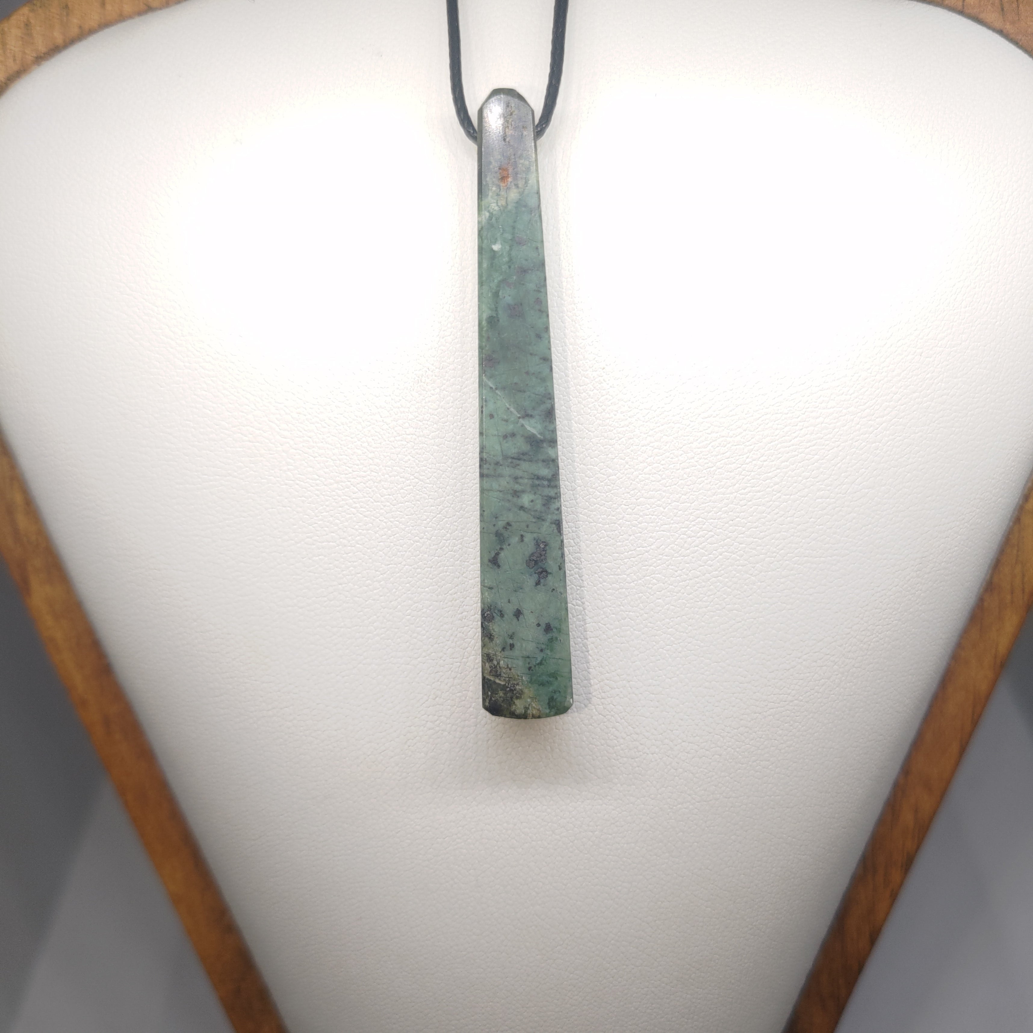 Hand Made New Zealand Pounamu/Greenstone Necklace Ref: 0248