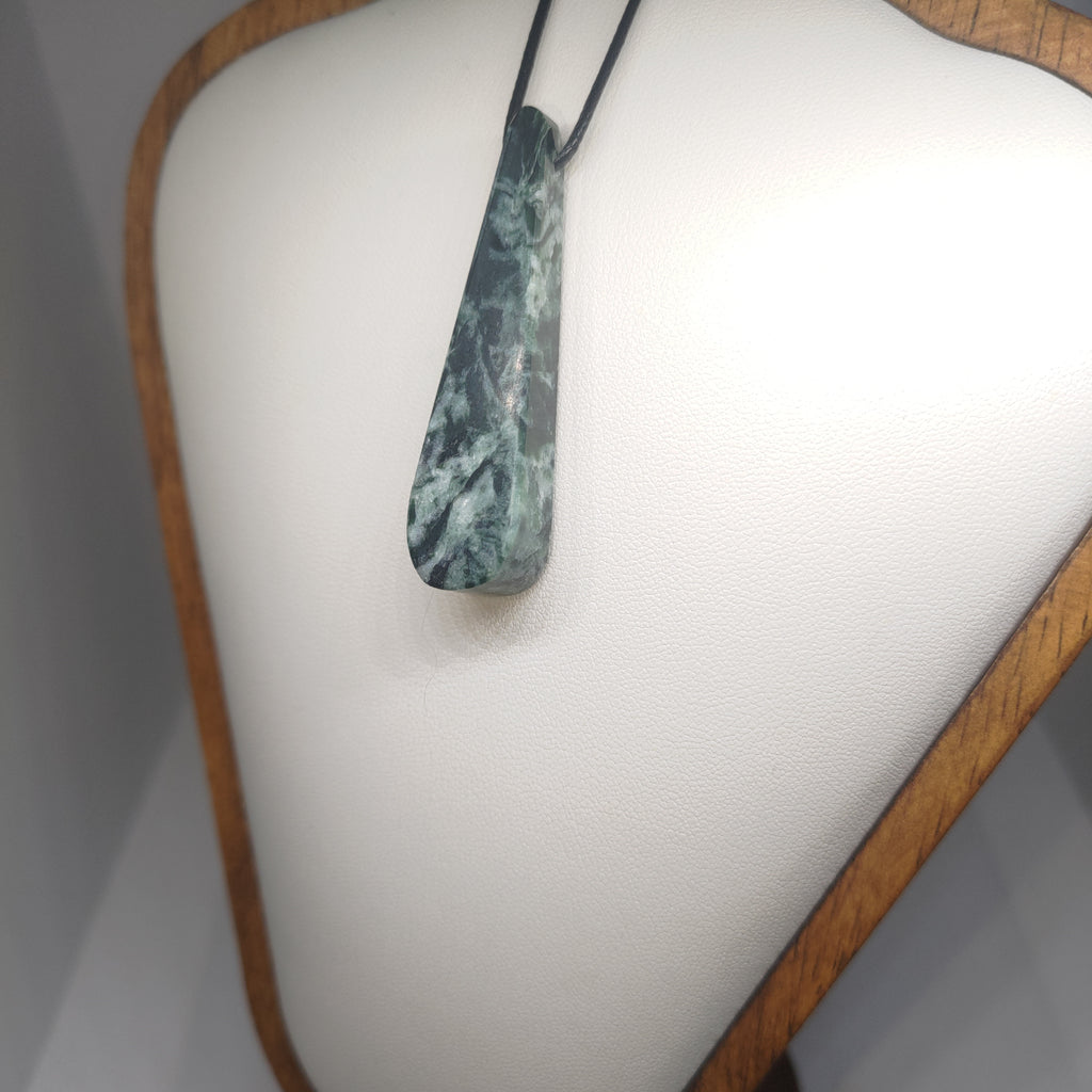 Hand Made New Zealand Pounamu/Greenstone Necklace Ref: 0249