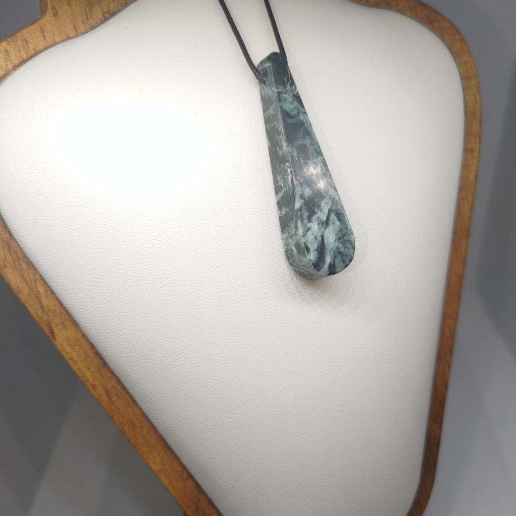 Hand Made New Zealand Pounamu/Greenstone Necklace Ref: 0249