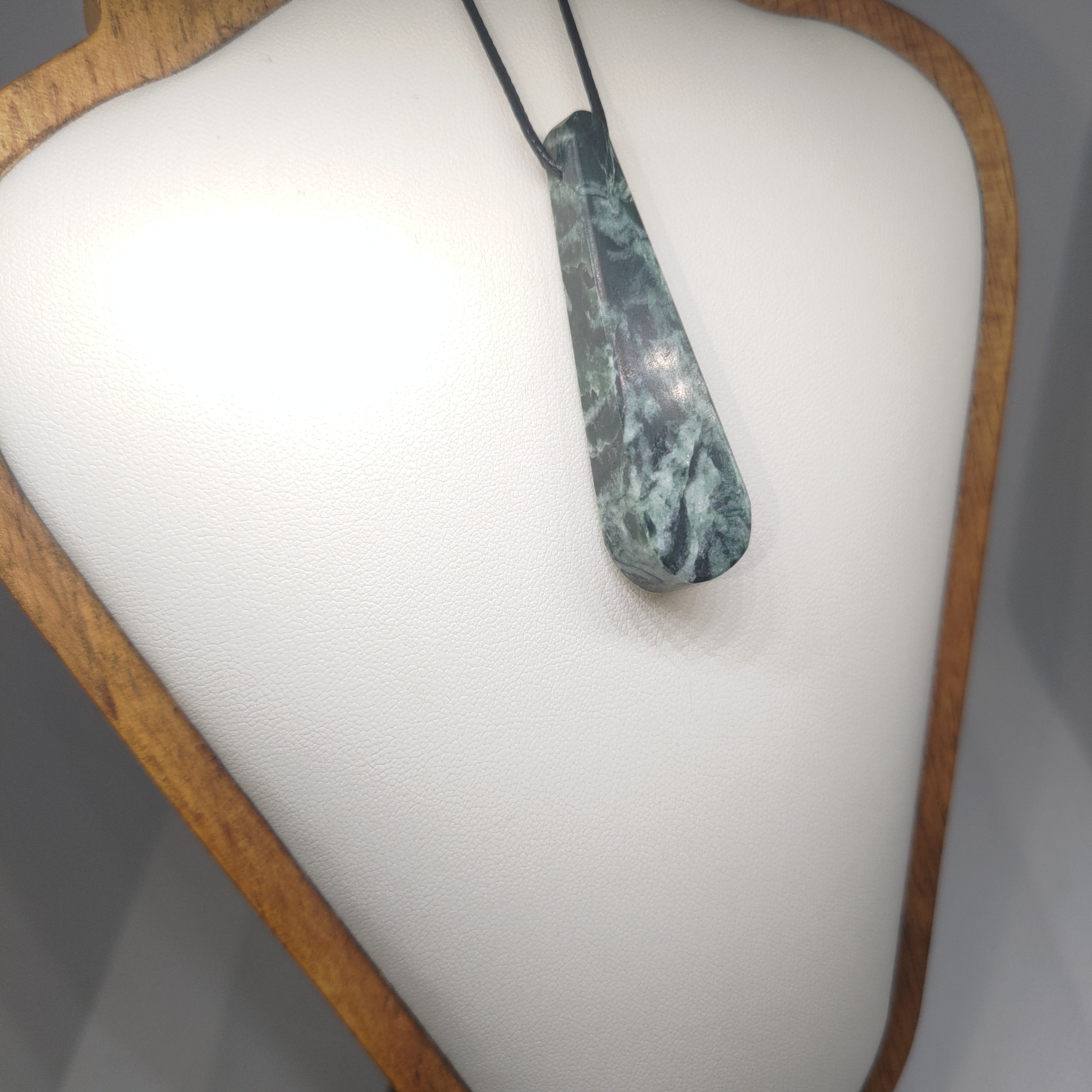 Hand Made New Zealand Pounamu/Greenstone Necklace Ref: 0249