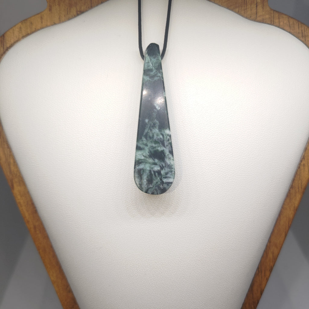 Hand Made New Zealand Pounamu/Greenstone Necklace Ref: 0249