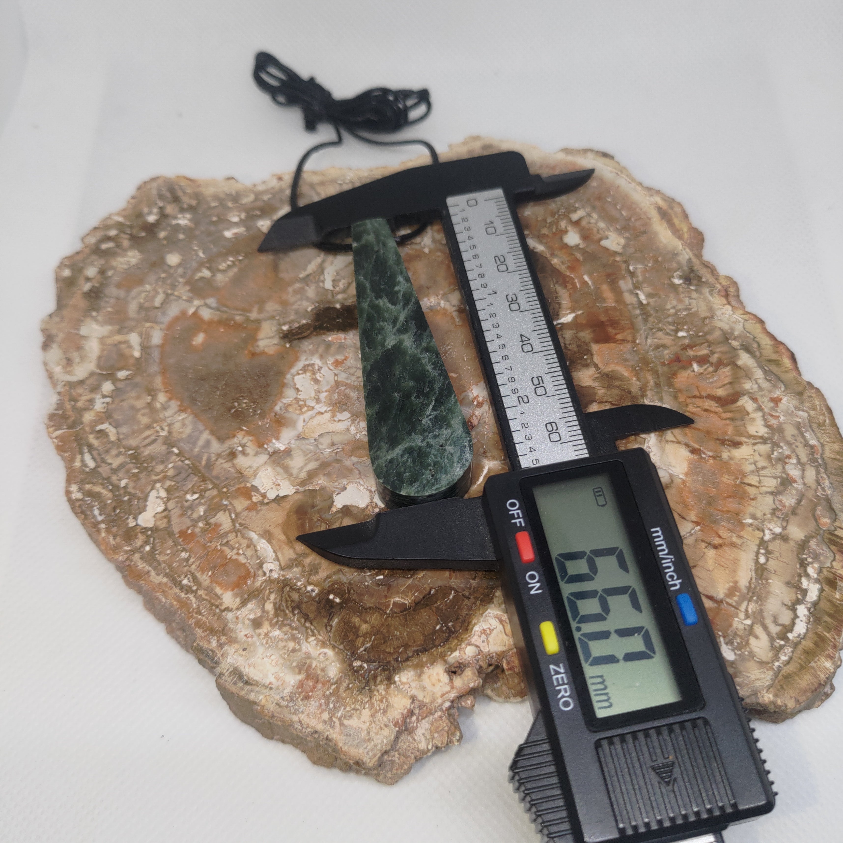 Hand Made New Zealand Pounamu/Greenstone Necklace Ref: 0250