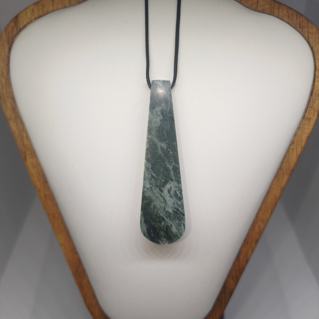 Hand Made New Zealand Pounamu/Greenstone Necklace Ref: 0250