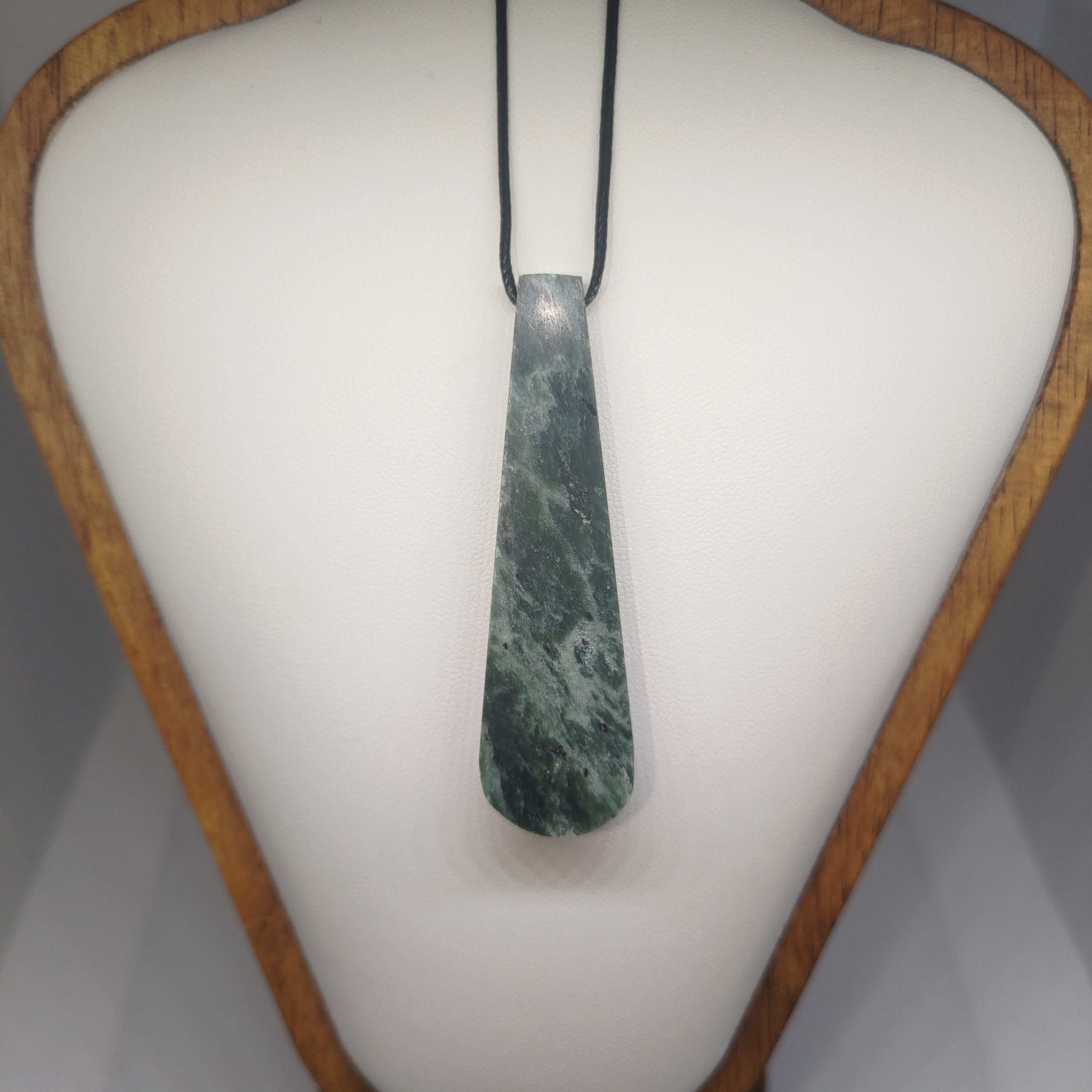 Hand Made New Zealand Pounamu/Greenstone Necklace Ref: 0250