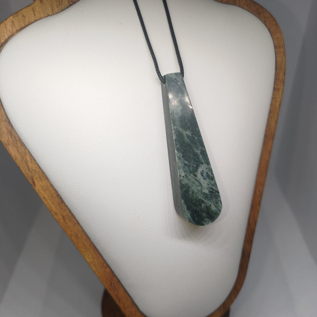 Hand Made New Zealand Pounamu/Greenstone Necklace Ref: 0250