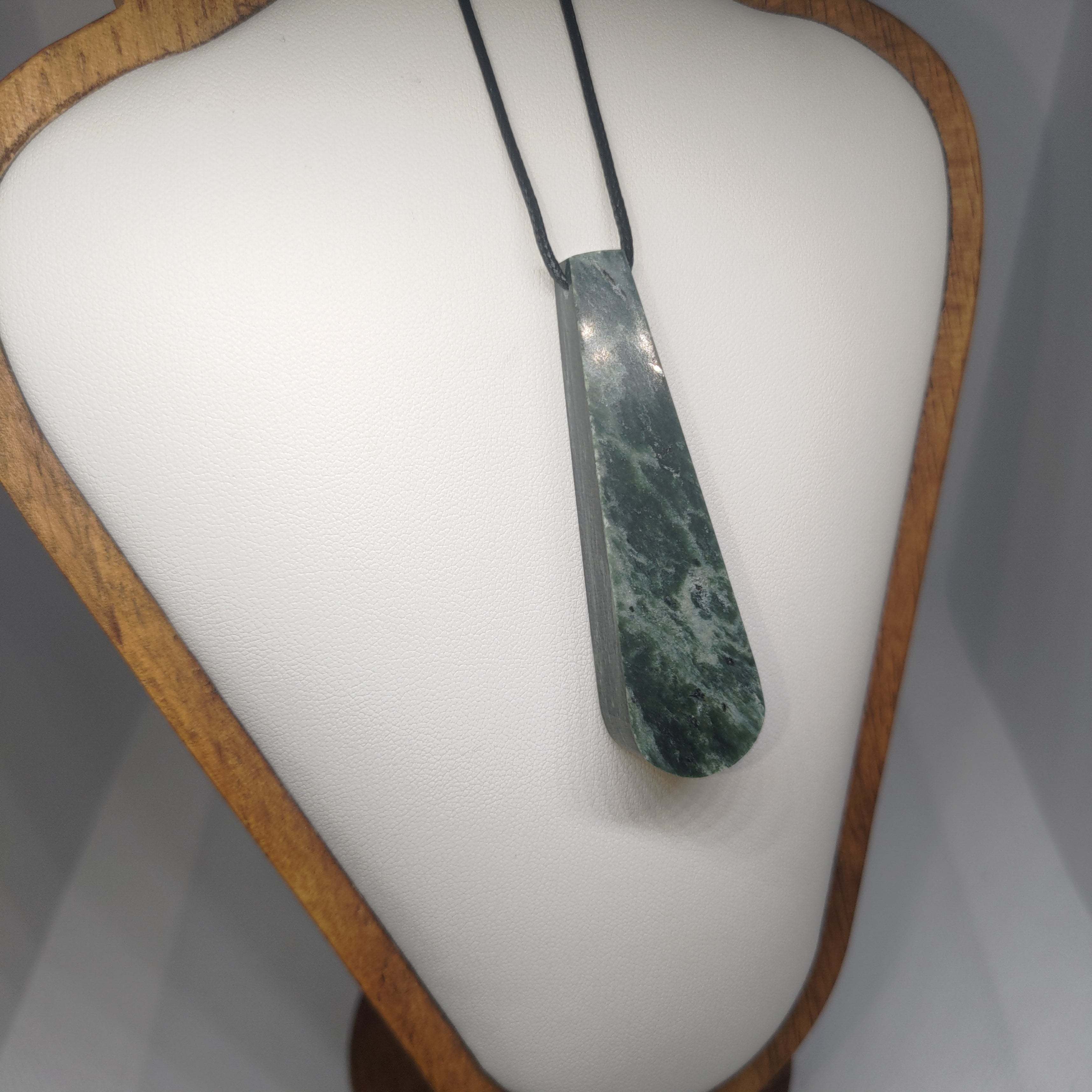 Hand Made New Zealand Pounamu/Greenstone Necklace Ref: 0250
