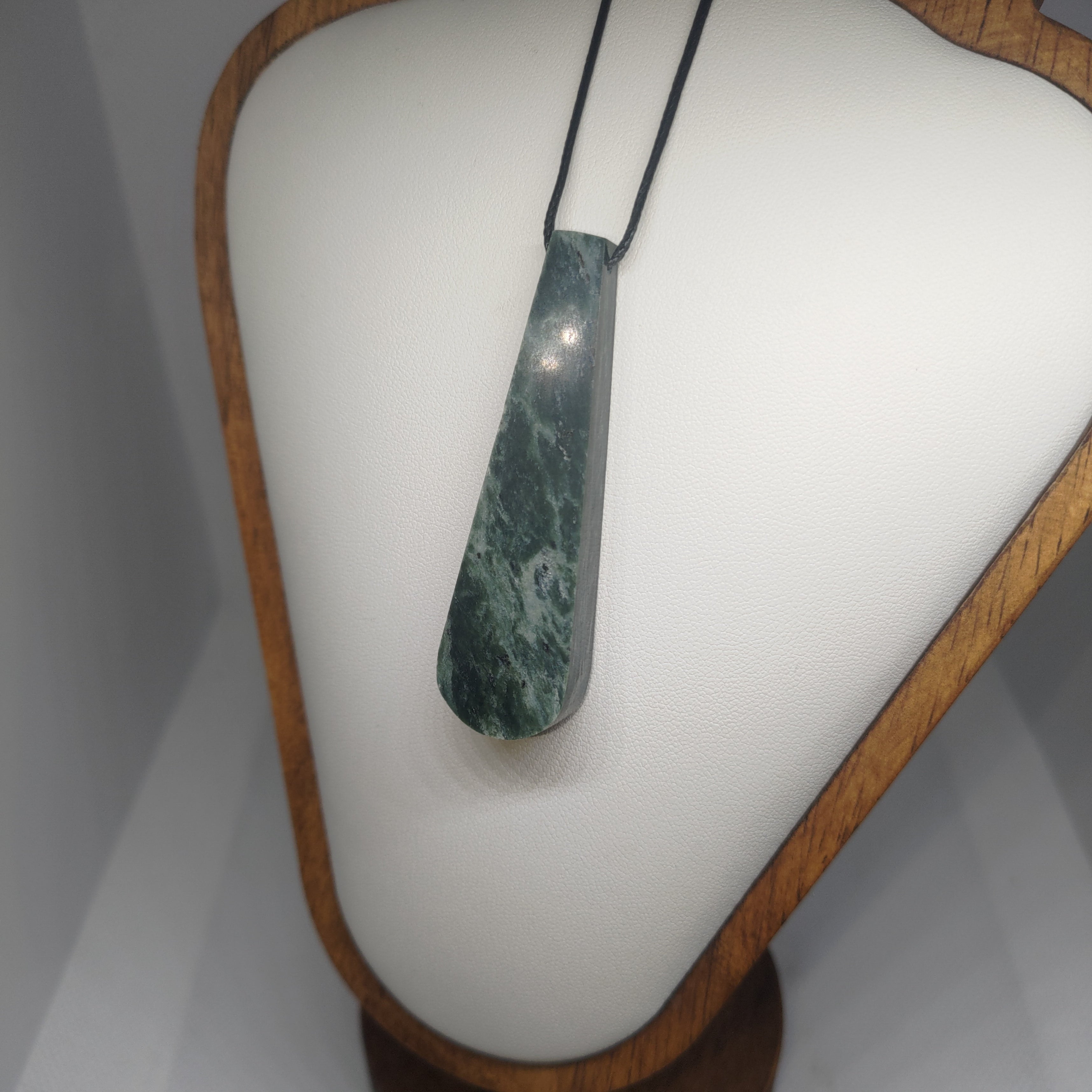 Hand Made New Zealand Pounamu/Greenstone Necklace Ref: 0250