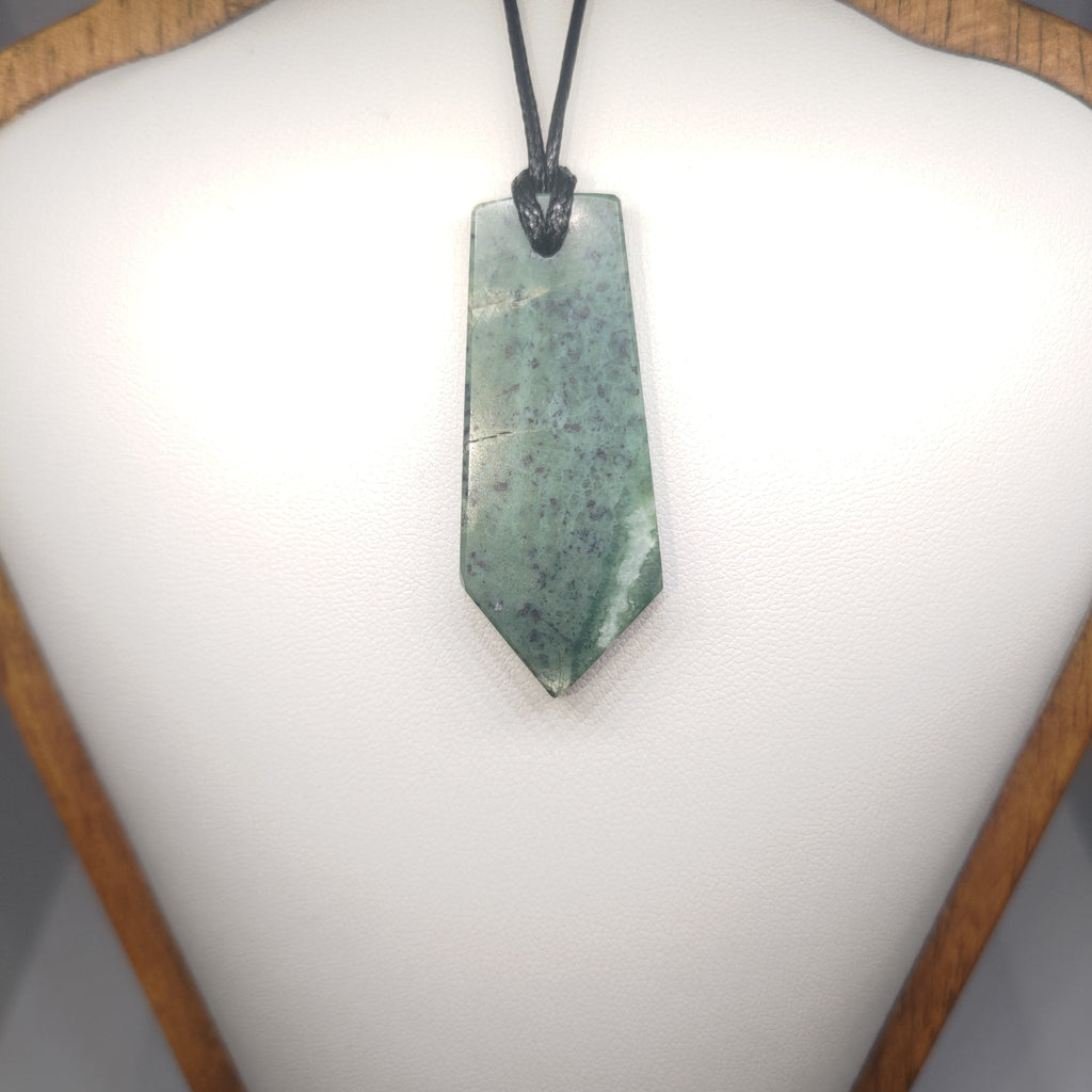 Hand Made New Zealand Pounamu/Greenstone Necklace Ref: 0251