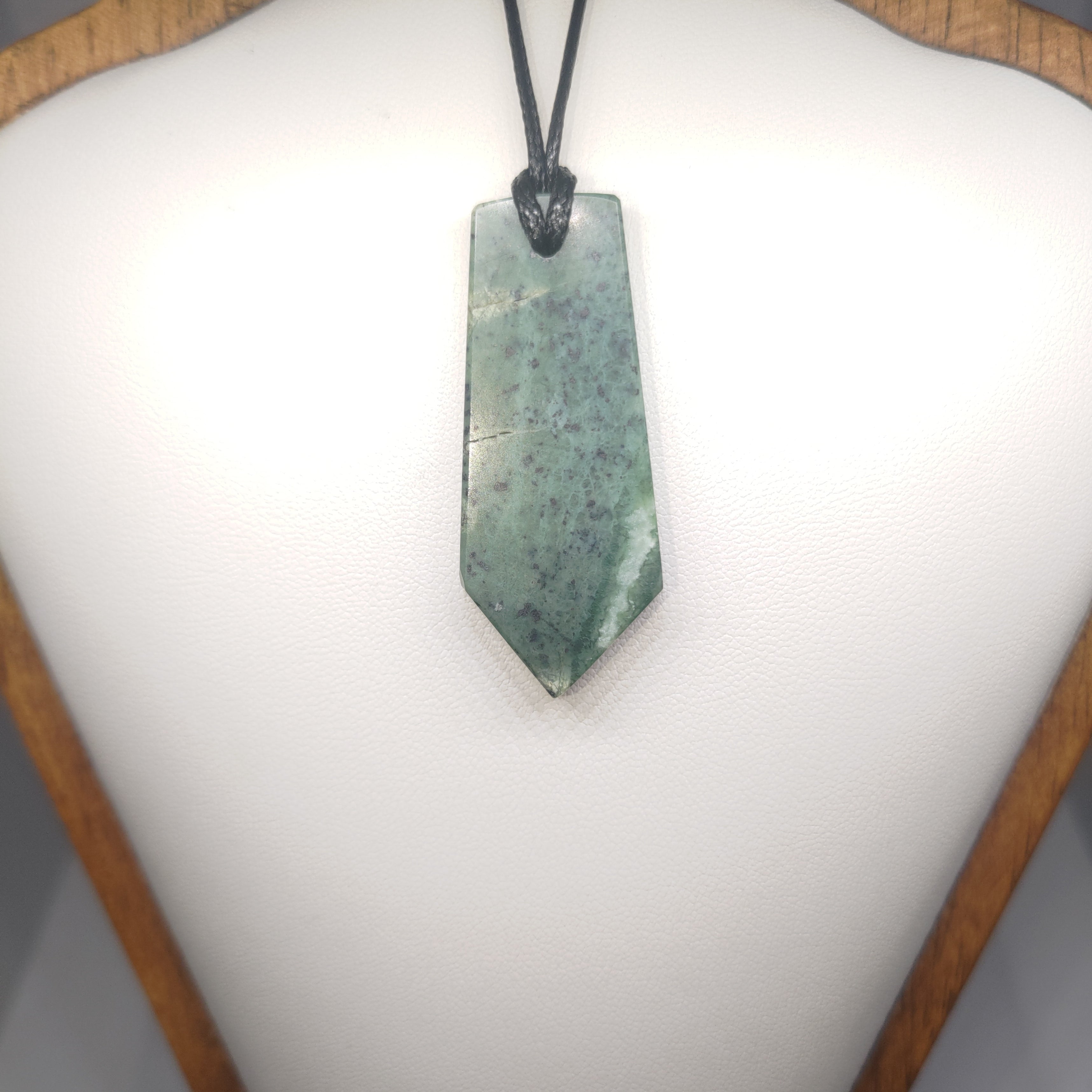 Hand Made New Zealand Pounamu/Greenstone Necklace Ref: 0251