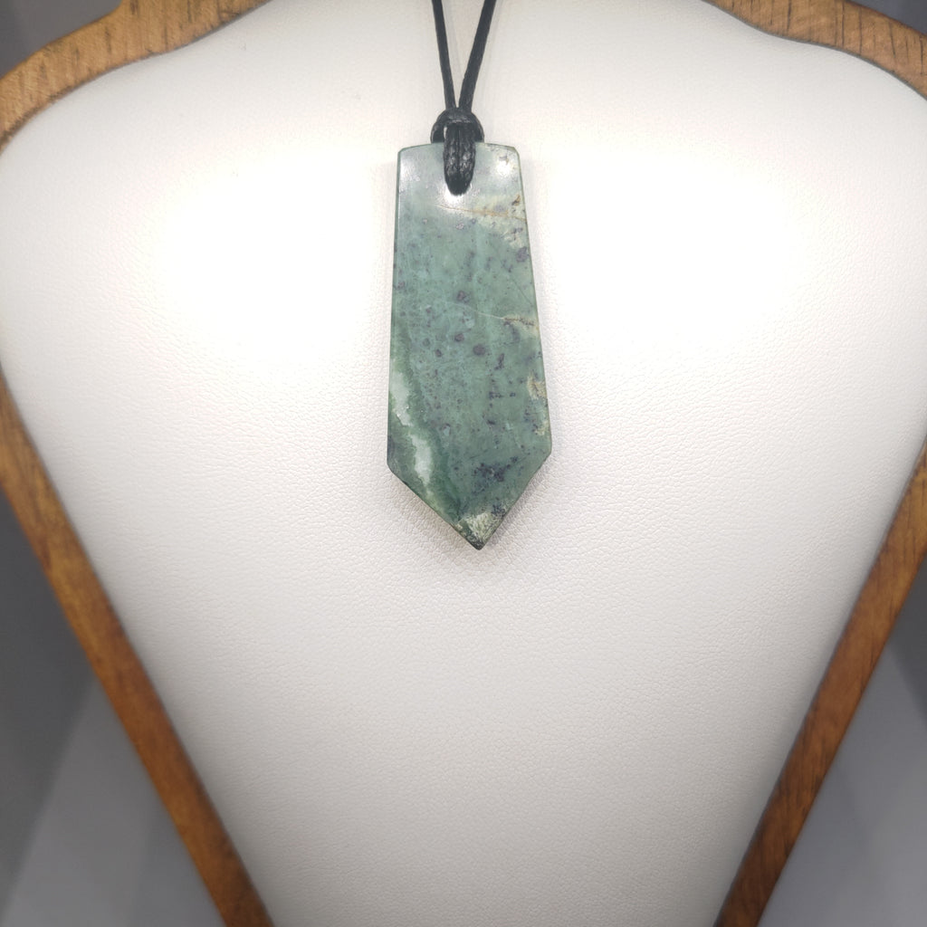 Hand Made New Zealand Pounamu/Greenstone Necklace Ref: 0251