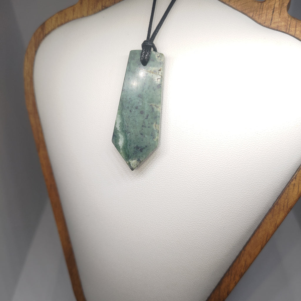 Hand Made New Zealand Pounamu/Greenstone Necklace Ref: 0251
