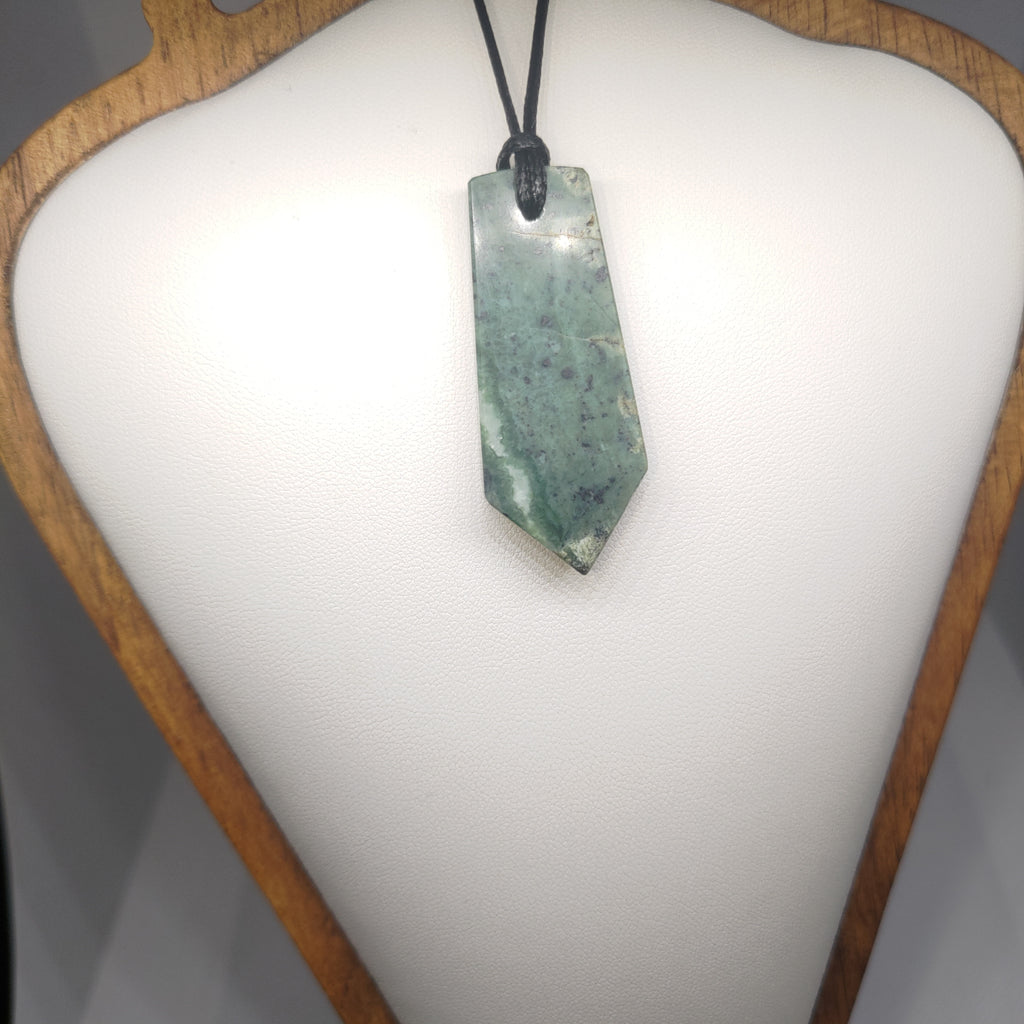 Hand Made New Zealand Pounamu/Greenstone Necklace Ref: 0251
